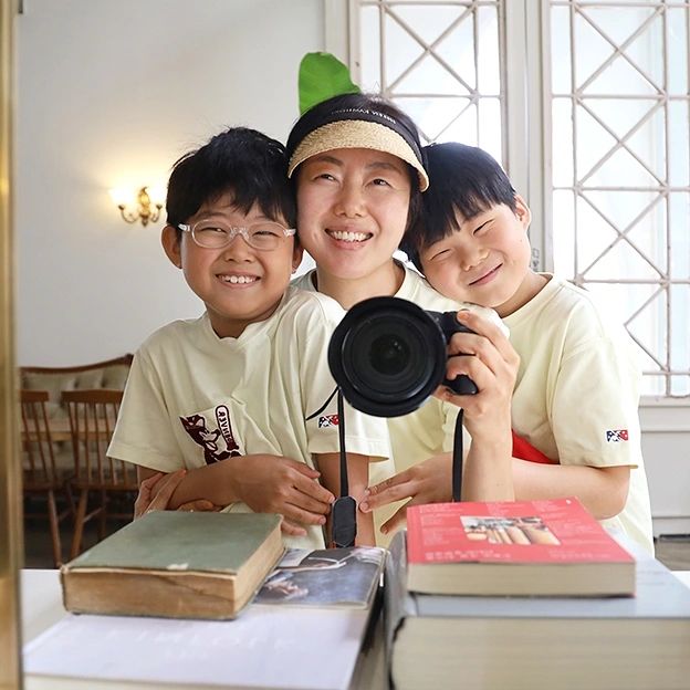 같은공간 다른시간
매번 찍던 거울 어디갔나 찾아보니
남자화장실 앞으로 옮겨져서 조금 눈치보인
우리의 거울셀카
아가때는 내 얼굴도 안보이더니 몇년 뒤에도
내 얼굴은 안보이겠네
콩나물처럼 쑥쑥 크는 어린이들
더 커라 계속커라
-
#분덕스
#여름이었다
#겨울도있었다