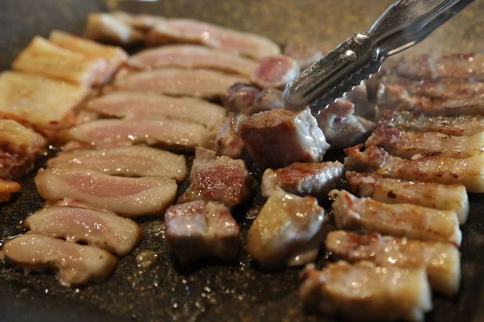 여주 맛집 화씨2192 🍖✨
여주에서 특별한 고기를 
즐기고 싶다면 화씨2192로 오세요! 
🔥 1200도 초벌 참나무 장작구이로 
겉은 바삭하고 속은 촉촉한 고기를 
경험할 수 있습니다. 
직원들이 테이블에서 직접 구워줘서 
더욱 특별한 느낌이랍니다.

🍽️ 메인 메뉴
돼지 장작구이
장어 장작구이
등심 특판
차돌 된장 라면
주문 시 계란찜, 명이나물, 무한리필 샐러드바가 서비스로 제공돼요! 🥗

📍 위치
동여주 IC 하이패스 전용도로에서 1분 거리!

주소 : 경기도 여주시 북내면 서원1길 7
전화 : 031-884-2192
여주에서의 데이트나 골프 후 식사에 최적의 장소, 
화씨2192에서 맛있는 장작구이를 놓치지 마세요! 💕

#여주맛집 #경기도여주맛집 #화씨2192 #신라cc근처맛집 #블루헤런cc맛집 #블루헤런근처맛집 #세라지오cc맛집 #루트52cc맛집 #스카이밸리cc맛집 #캐슬파인cc맛집 #360도cc맛집 #여주골프장맛집 #여주아울렛맛집 #여주신륵사맛집 #여주썬밸리호텔맛집 #여주무한리필 #여주데이트 #여주삼겹살 #여주고기맛집 #여주참나무장작구이