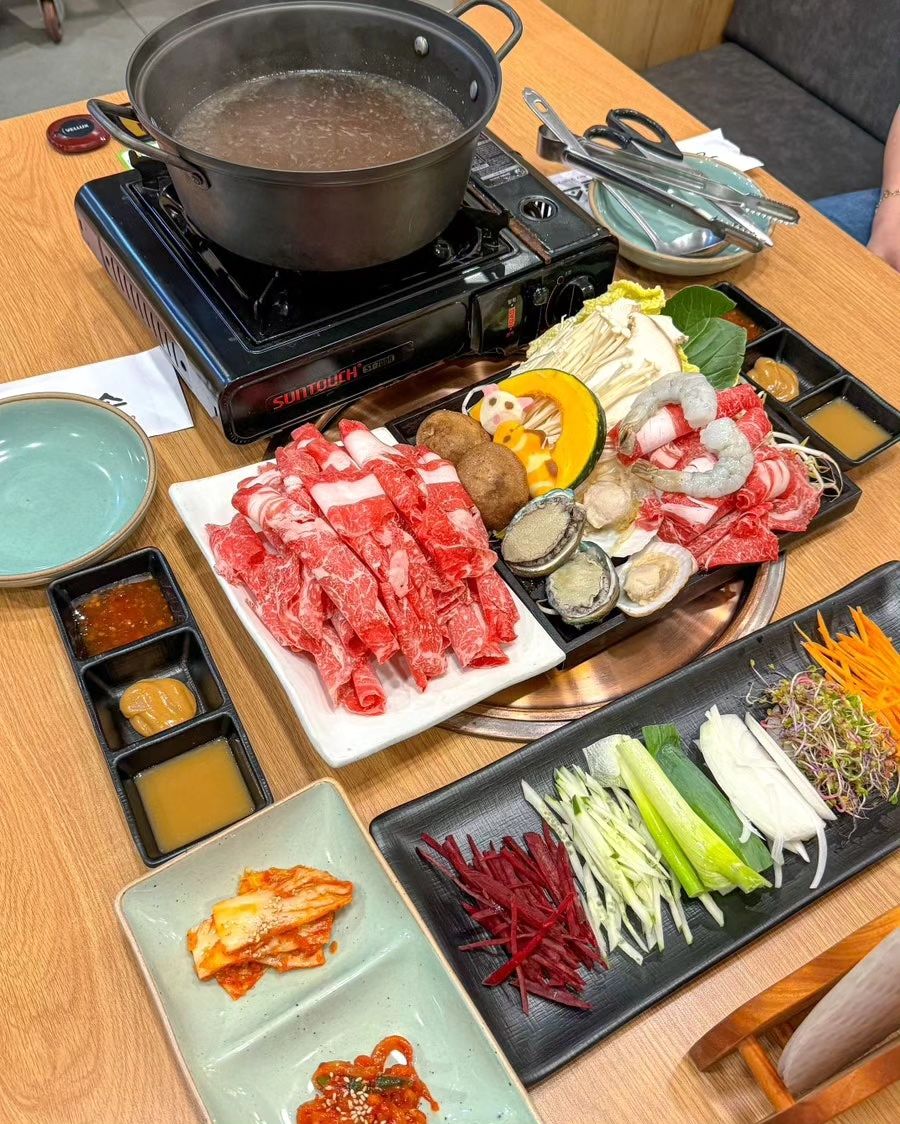#광고
외관부터 찐맛집 포스 좔좔 흐르는 고기맛집집🤟
야들야들한 핑크빛 고기와 샤브 최고💗

고기랑 맥주랑도 찰떡인거 아시죠🍸🤭

요기 샤브 랑 고기메뉴 메뉴고민 없이 꼭 시켜서드셔야해요!!

고기랑 샤브까지 즐길 수 있어서 더 좋고 맛도 더 풍부해요👍 쫀맛〰〰👅

담엔 많이 먹을거에요🙈ㅋㅋㅋㅋㅋㅋ

🔥 장수하늘소
🔥 광주광역시 광산구 월계로 235-1
🔥 월-토 11:30-21:30 / 브레이크타임 14:30-17:00 / 매주 일요일휴무
🔥 062-972-8292

#첨단맛집 #첨단삼겹살 #첨단샤브샤브