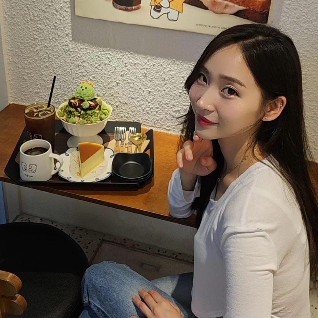 #광고 cafe_bbalkong
⠀
로고부터 너모귀여운 #빨콩커피 💛
다양한 디저트류가 정말 많더라
계속 메뉴 개발중이라고 하시니
더더더 기대가되는 빨콩🫶
커피 또한 단돈1000원이라니..?!
고급 스페셜티 원두를 사용하시는데
맛까지👍
가성비좋고 안갈이유가 없는
#인천#송도 에 위치한 빨콩커피
⠀
사계절 내내 빙수와 붕어빵을
먹을수있다니 넘나 큰 장점인 것 같아서
방문했는데
보기만해도 달달한 비쥬얼과 빙수의 양😋
매장도 너무아기자기하고
사장님도 굉장히 친절하셔서
기분좋게 당충하고온곳 🤍💛
빨콩_송도학원가점
인천 연수구 신송로 153 더마란츠
매일 11:00 -23:00
0507-1408-6225
#빙수 #빨콩빙수 #반반빙수 #과일빙수 #빙수맛집
#프리미엄빙수 #사계절디저트카페 #카페추천