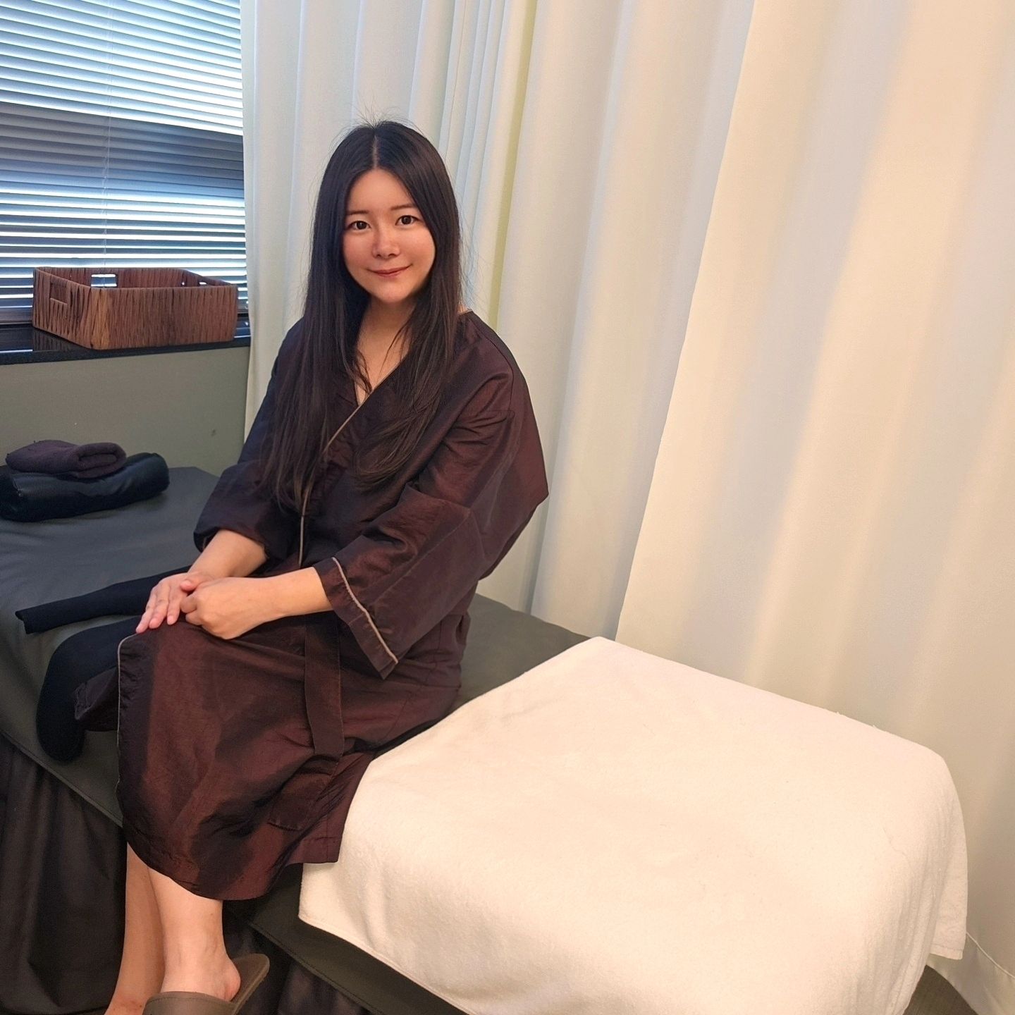 240528

부평 다이트에
올빼미 다이어트 프로그램 다녀왔어요

인바디로 체지방측정을 먼저 하고
옴니핏으로 스트레스를 측정했어요
신체 컨디션이 좋은 편이라
나이에 비해서 신체아니가 적게 나왔네요

셀컷을 착용하고 30분간 누워있었는데요
주파수로 근육을 자극해서
12개의 패드가 운동한 효과를 주더라고요

다음은 핫버닝을 30분했어요
생육광선 열에너지가 몸 깊숙히 전달되어
땀과 노폐물이 배출되고
심부열로 인해 신진대사가 원활해졌어요

끝나고 인바디로 전후결과를 살펴보니
체중이 바로 0.2키로 줄어들었어요
체수분이 빠진거 아닌가 했는데
체수분은 오히려 올라갔고
근육 0.5kg 증가 체지방 0.9kg 감소
놀라운 결과네요

혼자 운동할때는 힘들어서 못하겠던데
다이트는 편하게 누워만 있어도
근육량은 올라가고 체지방은 내려가니
고효율 다이어트 솔루션이네요

#다이트 #다이트후기 #부평다이트 #부평역다이트 #인천부평다이어트 #부평시장역다이어트 #단기다이어트 #오운완 #직장인다이어트 #디톡스다이