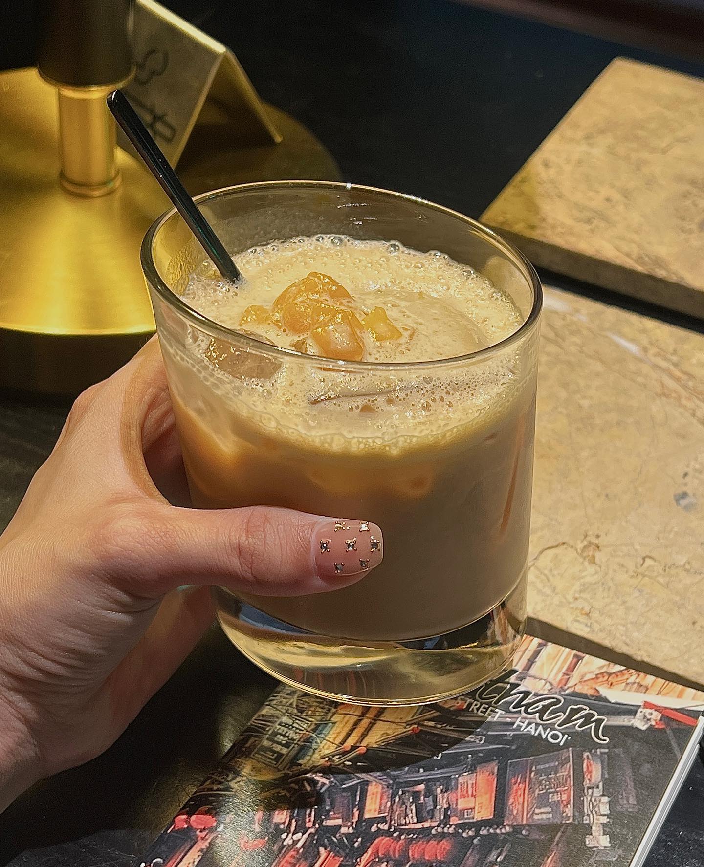 베트남 하노이 카페 추천 2탄🫶🏻
caffeinerush.cr 

깔끔한 인테리어 찾아서 갔지만 음료 맛이 좋아서 두 잔이나 마신 곳인데요.ᐟ  근데 음료가 2-3000원대 🥹 감동….물가

처음에는 Must try 메뉴중에서 망고프레소를 시켜봤어요. 망고우유 맛이면서 라떼맛인….근데 잘 어울렸어요. 맛있음.👍🏻 🥭🥛☕️

두번째 음료는 레몬샤케라또🍋☕️🧊
이거 먹고 진짜 감동받았는데 그 이유가 tmi긴 하지만… 말해볼게요?̊̈😉
4년 전에 다낭 갔을 때 걸어다니다 덥고 지쳐서 아무 카페나 들어갔었거든요. 친구가 신박한 도전을 해보겠다며 오렌지 아메리카노를 주문했어요. 근데 웬걸?̊̈ 커피와 오렌지 조합이 이질감 없이 잘 어울려서 주스처럼 엄청 상큼하더라구요!!!! 이후에 한국에서 비슷한 메뉴가 있나 찾아봤지만 못 찾았고. 코로나로 이후에 그 카페는 폐점했더라구요.😞 몇 년동안 그 상큼함이 종종 생각났었는데!!! 
여기 레몬샤케라또가 딱 그런 재질이더라구요 ㅎ흐흐흐흐 산미도 적절하고 상큼상큼🍋 

하노이 여행 다녀오고서 다시 갈 일은 없을거라 생각했는데 요 카페 생각나서 다시 갈듯요🙄🫶🏻

하노이 가는 분들 꼭 가보세요. 맞은편에 한국분들 많이 가는 한국인 사장님이 운영하는 분짜집도 있음🤤