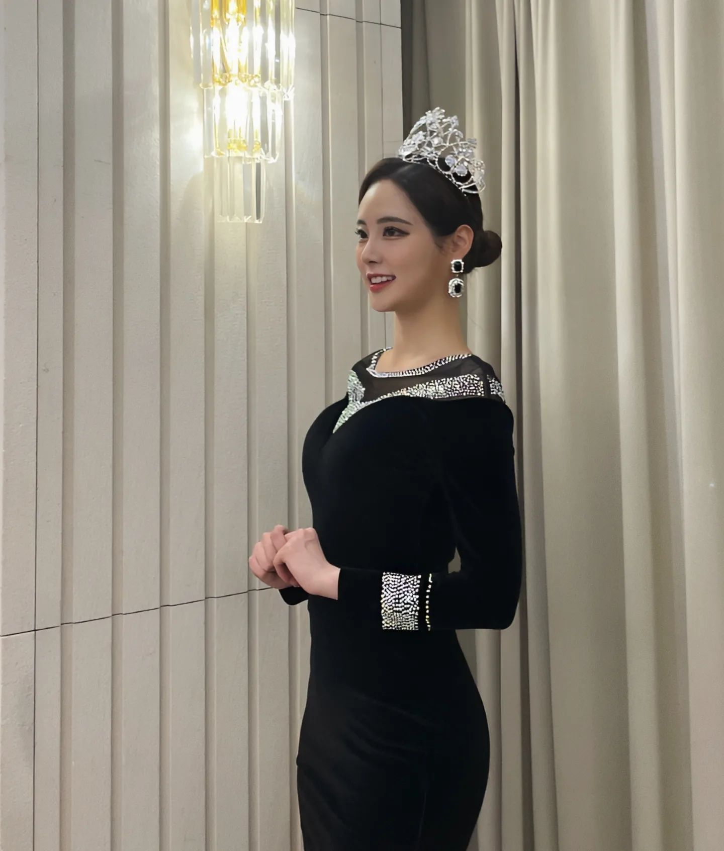 👑 클로즈업 ver 👸

갤러리에 사진 무한대기중❤💛
.
.
.
.
.
.
#송년회 #2023 #호텔 #호텔스타그램 #드레스 #연말 #연말파티 #연말룩 #송년의밤 #시상식 #크리스마스 #호캉스 #엘리에나호텔 #뷔페 #드레스모델 #웨딩모델 #슬립원피스 #논현 #역삼 #강남 #청담 #프로필 #미스코리아 #미인대회 #미스그린코리아 #승준생 #예승이 #아준생 #아나운서 #기상캐스터