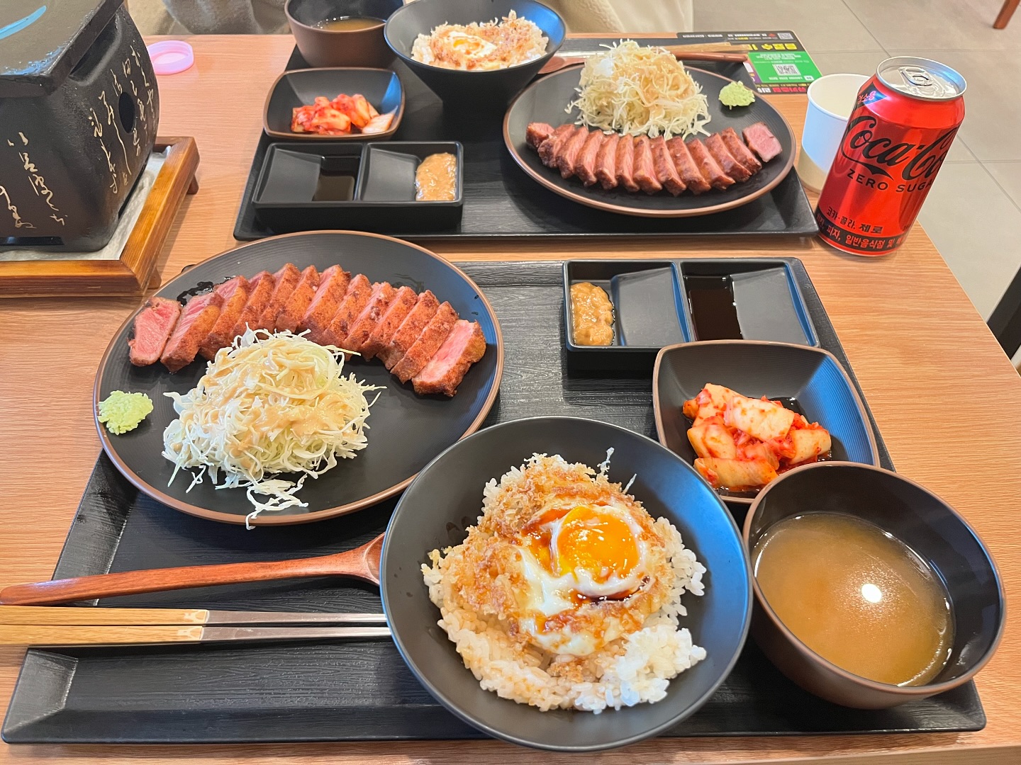 -
아니, 고기가 이렇게 부드럽고 맛있을 수 있나?🥹 친구 회사 근처에서 간단하게 저녁먹어야지- 하고 갔던 규카츠 집이었는데 생각보다 너무 맛집이어서 놀랬다🥲 칙칙 소리내며 내가 직접 구워먹으니 더 재밌기도 하고! 가게도 조용하고 고기 양도 꽤 많고 가만히 있다가도 가끔+문득 생각나는 #규카츠

#대전맛집 #대전도안동맛집 #대전규카츠 #규카츠맛집 #규카츠정 #규카츠정식 #규카츠타마고텐동정식 #규카츠정도안점