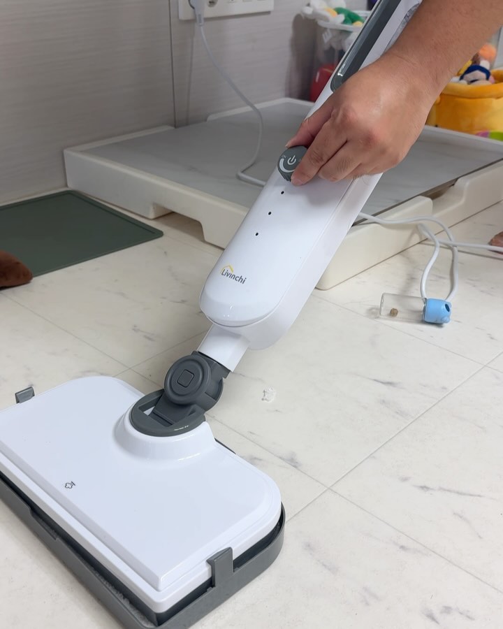 요즘 스팀청소기가 가지고 싶은거 있죵...?

집에는 그냥 진공청소기가 있는데
따로 걸레질하려니 귀찮더라구용 ㅋㅋㅋ

그렇다고 그냥 살 순 없죠!
까다로운 기준을 가지고 열심히 골라봐야죠 ㅎㅎㅎ

첫째! 스팀살균이 잘 되는것!
스팀으로 살균이 99%이상 되는걸로!!

둘째! 15초 이내의 빠른 예열시간!
인내심이 좋지못한 관계로 오렌 예열시간은 별로...

셋째! 셀프스탠딩!!
거치대가 따로 있으면 불편해요 ㅠㅠ

넷째! 초경량무게!!
2kg이하의 무게여야 가벼우니까 사용하기 편리하죠 ㅎㅎㅎ
무거우면 쓰기 불편해요 ㅠㅠ

다섯째! 전원케이블 선이 넉넉하게 긴것!
한 5m정도면 충분하겠죠?!

여섯째! 스팀용 물통은 분리형으로!
분리되는 물통이여야 세척도 쉽고 말리기도 쉽고
물보충도 쉬우니까요

일곱째! 스팀청소용 패드는 교체가 가능한 패드로!
하나만 쓰기엔 찝찝하잖아요 ㅎㅎㅎ
빨아서 쓰기도 해야하고
더러워지면 교체도 해줘야죠ㅎㅎ

이런걸 모두 만족할수 있는 그런 스팀청소기가...
있죠!!!
바로바로
“리빈치 초고속 예열 고온 살균 스팀청소기 LSC-200”
입니다!!

#협찬 #스팀청소기 #스팀청소기추천 #가성비스팀청소기 #살림필수템 #집들이선물 #습식청소기 #물걸레청소기 #살균 #고온 #초고속예열