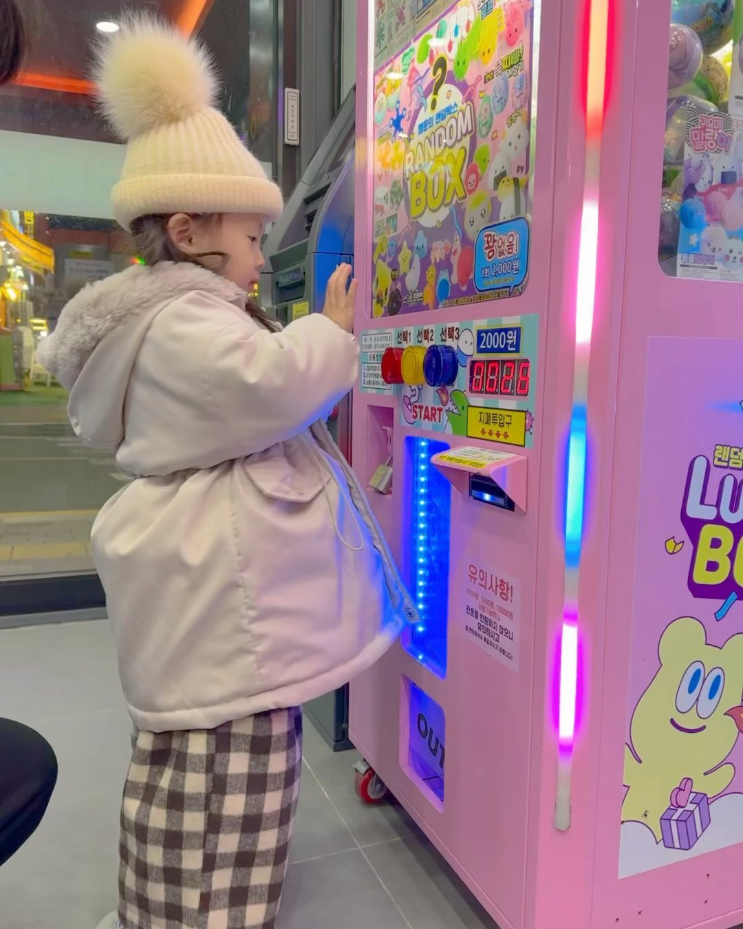 🐥
뽑기 좋아하는 내 삐약이
저저번주엔 수완이 지갑 털어서 뽑기 하더니
저번주엔 아빠 지갑 털어서 뽑기 하기 ㆅ

이번엔 캡슐뽑기3개 + 키링0개
ㅋ 아빠가 키링 못뽑아줘서 잔뜩 서운하고
눈물 날것만 같은 아쉬움에 입 삐죽이였다지 ..
수완이 삼촌은 키링 짱 멋지게 뽑아줬는뎅 ꔛ

#아빠는기부천사