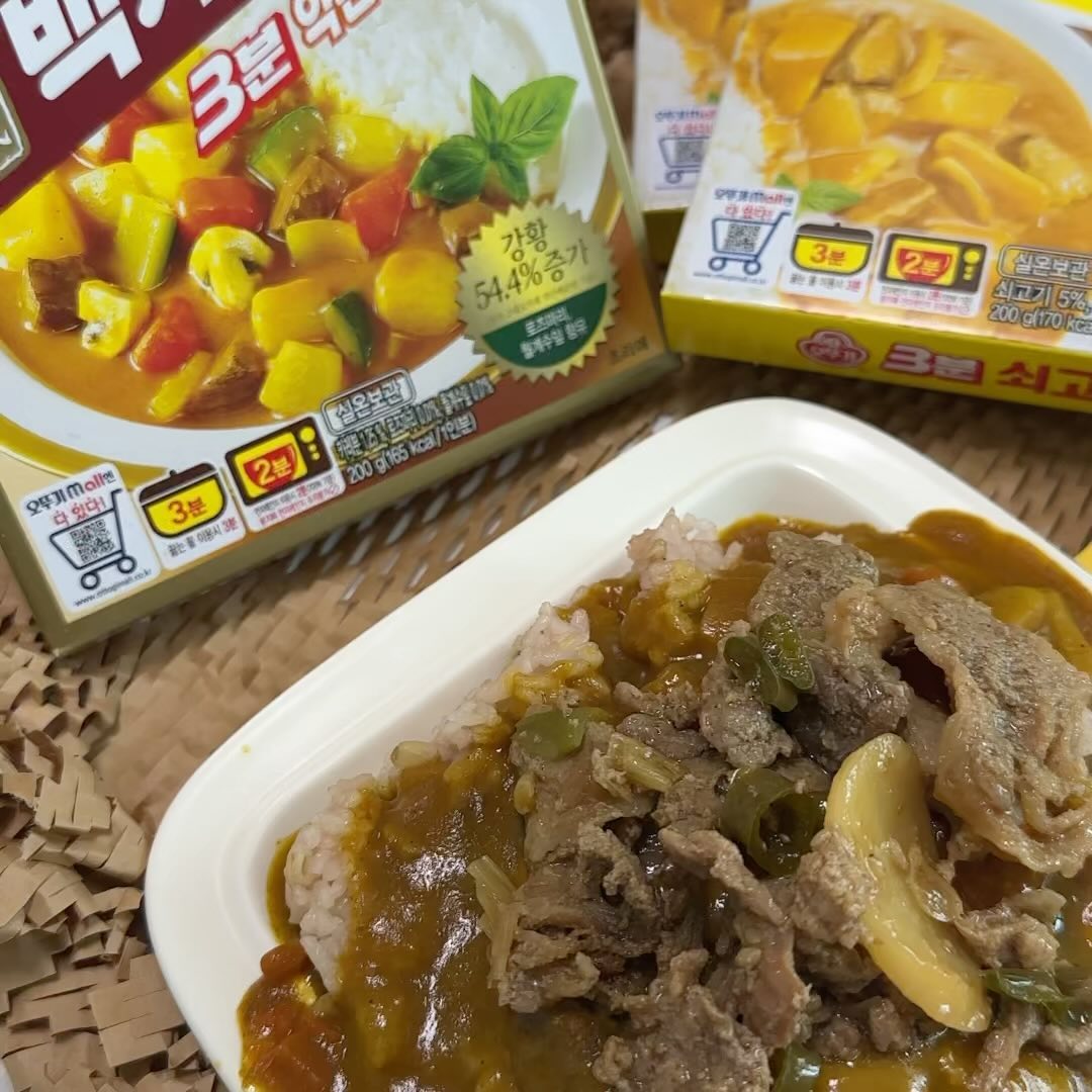 #제품협찬 🏷️오뚜기 카레

일요일은 오뚜기 카레 먹는날~🍛
지난 주말 너무 피곤해서 요리하기도 귀찮았는데
오뚜기가 어떻게 알고 3분카레를 보내줬을까요👍🏻
쉬고싶은 일요일이었는데 정말 간편하게 한끼 해결했어요

.

간편하게 3분이면 완성되는 3분카레 다들 아시죠?
이번에는 백세 카레와 쇠고기카레 2종을 제공받았어요✨
백세카레는 강황 함량이 많고 로즈마리 등 허브가 들어있어서 
고급진 카레맛이 났어요🥹
고기도 큼지막하게 들어가있으니 씹는 식감도  좋았고 카레 좋아하는분들이라면 약간 매운맛으로 추천드려요❗️
오뚜기 대표 카레로 유명한 쇠고기카레는
역시나 오래도록 먹어왔던 맛이라 익숙한맛이에요
천연 향신료로 만든 카레분과 뉴재린드산 소고기가 들어있어서 
남녀노소 즐길수 있는 카레에요💗

전자렌지용 용기에 담아 2분~3분 정도 
데우기만하면 되는 간편요리라서
이번 일요일은 진짜 간편하게 한끼 해결했어요🍛
카레만 먹으면 섭섭하니까 불고기 토핑 올려서 같이 냠냠
앞으로 쉬고 싶은 일요일은 오뚜기카레로
다음달에도 맛있는 오뚜기 카레 요리로 소개해드릴게요 💕

.

✅오뚜기 카레는 오뚜기몰에서 구매하실 수 있어요
다양한 오뚜기카레 제품을 만나보세요 : )

👉🏻
ottogi_daily

-
-

#일요일은오뚜기카레 #오뚜기카레 #카레레시피 #백세카레 #쇠고기카레 #우먼테이블 #라꾸_협찬 #집밥 #맛집 #먹스타그램 #먹팔맞팔 #먹팔소통 #좋아요