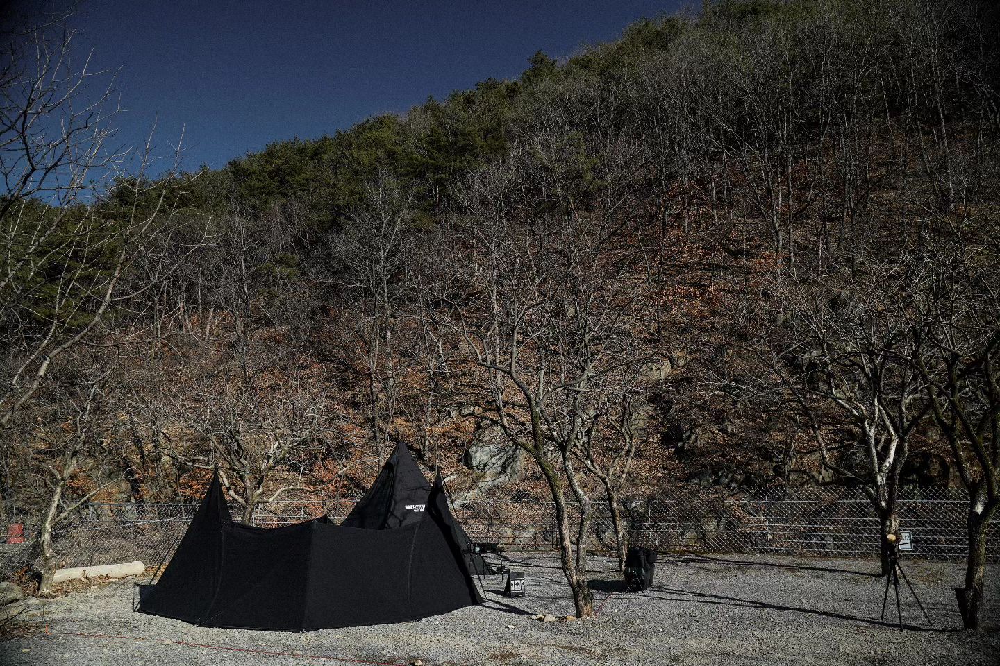 x forestu_official ⛺️
#내돈내산
-
-
-
숲 속의 저를
바람이 부는 날에도
안전하게 해줄 파이어쉘터 입니다 🔥

✔ 아늑하고 여유로운 공간
✔ 강한 텐션에도 버틸수 있는 비슬론 지퍼
✔ 5분내 끝나는 간단한 피칭
✔ 랜턴,소품을 걸수 있는 데이지체인 제공
✔ T/C fabric 원단과 메달 부품 사용

시크한 블랙색상으로
쉘터안에서 시크릿하게 
식사와 불멍을 편안하게 할수 있습니다

포레스트유
https://forestu.co.kr/

#포레스트유
#파이어쉘터
#불멍쉘터
#캠핑
#캠핑용품
#블랙캠핑
#블랙캠퍼
#블랙젠틀맨
#면쉘터
#모반컴퍼니 movan.company
#캠핑스타그
#forestu #fireshelter #movancompany #camping #campingtools #campingtrips #campinglovers #sangyule

Directed by sangyule