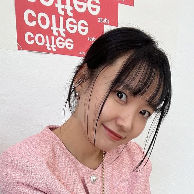  ෆ⃛송주 하고 싶은 거 다해ෆ⃛ on Instagram: "#광고 딸기라떼가 떠오르는 색감의 트위드 소재 자켓으로 인간벚꽃 완성♡°˚
실버 포인트 단추 원버튼으로 깔끔한 무드는 덤이라지🎀

#ADAUL #어다울 #자켓 #트위드 #원버튼자켓 #하객룩 #출근룩 @adaul_official"