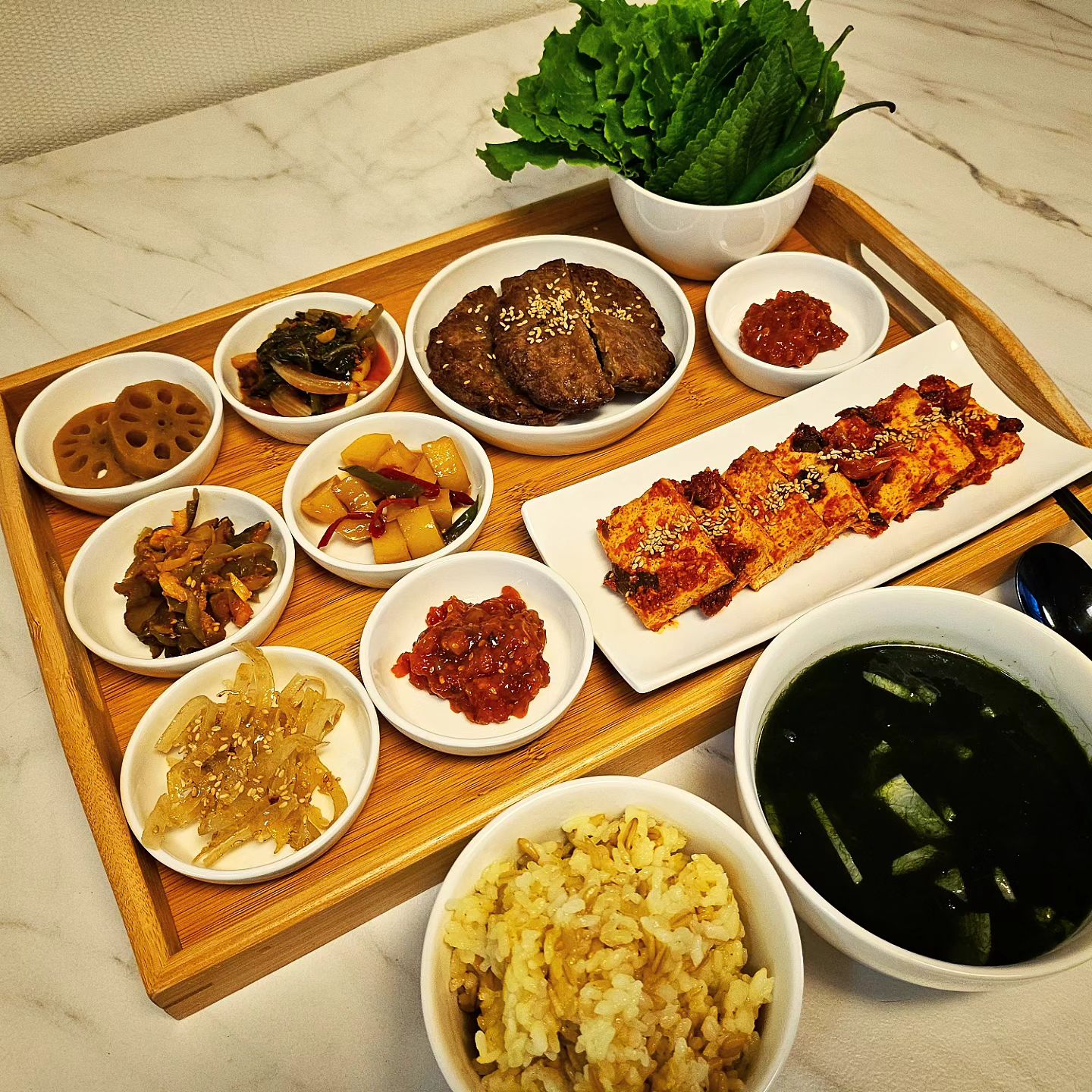 🍽
매일 매일 뭐해먹지 하는 고민도
지겹다🥲

#저녁밥 #저녁밥상 #저녁메뉴 #상차림 #밥상 #반찬메뉴 #떡갈비 #오이지무침 #열무김치 #감자조림 #명엽채볶음 #비빔젓갈 #연근조림 #매생이국 #두부조림