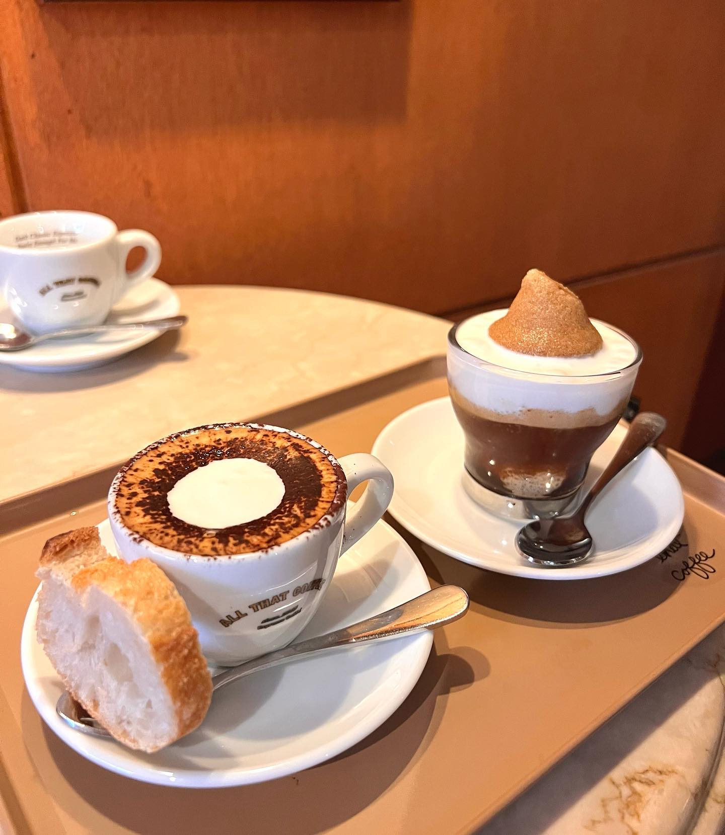 요즘 성수동 사무실 있을때보다
성수동을 더 자주가는 듕
여긴 최애카페가 될 것 가타☕️🤎

#김요미맛집 #요미카페투어 #요미맛집추천 
#올댓커피 #서울숲카페 #성수동카페