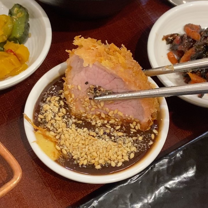 #협찬 #대전맛집 
촉촉하고 부드러운 안심카츠! 
아직도 안먹어봤다구🫢?!

일본에서 가장 유명한 장인의 기술을 전수받아 
고기의 결을 살려 동그랗게 컷팅한 돈카츠를 
한국최초 선보여 대중화를 시킨 유명한 #정돈 
그래서 인지 아주 정갈하고 돈카츠 본연의 
맛이 더욱 좋아요

한상차림으로 나오는데 샐러드, 소스, 밑반찬 
다 맛있어요🫢 매장에서 매일 새벽 만든다해요!
전매장 직영점으로 철저한 위생관리까지- 
깨끗하게 즐길수 있었답니다

수요미식회, 맛있는 녀석들 출연! 원조 프리미엄 돈카츠로 극찬한 TV 방송출연맛집이에요

갤러리아 타임월드 11층에 위치해서 주차도 쉽고 아주 고급스럽게 데이트하기도 좋았던곳 🤍

8월까지 5시이후 방문고객 주류 
1+1행사중이니 돈카츠에 맥쥬 콜!?😉

—————————————-
정돈 갤러리아백화점 타임월드점
📌대전 둔산동 갤러리아 11층
⏰AM10:30 ~ PM21:00
📃안심돈카츠 17,000
—————————————
#대전갤러리아맛집 #둔산동맛집 #둔산동돈까스 #대전돈까스 #대전갤러리아돈까스 #대전핫플 #서구핫플 #둔산동점심