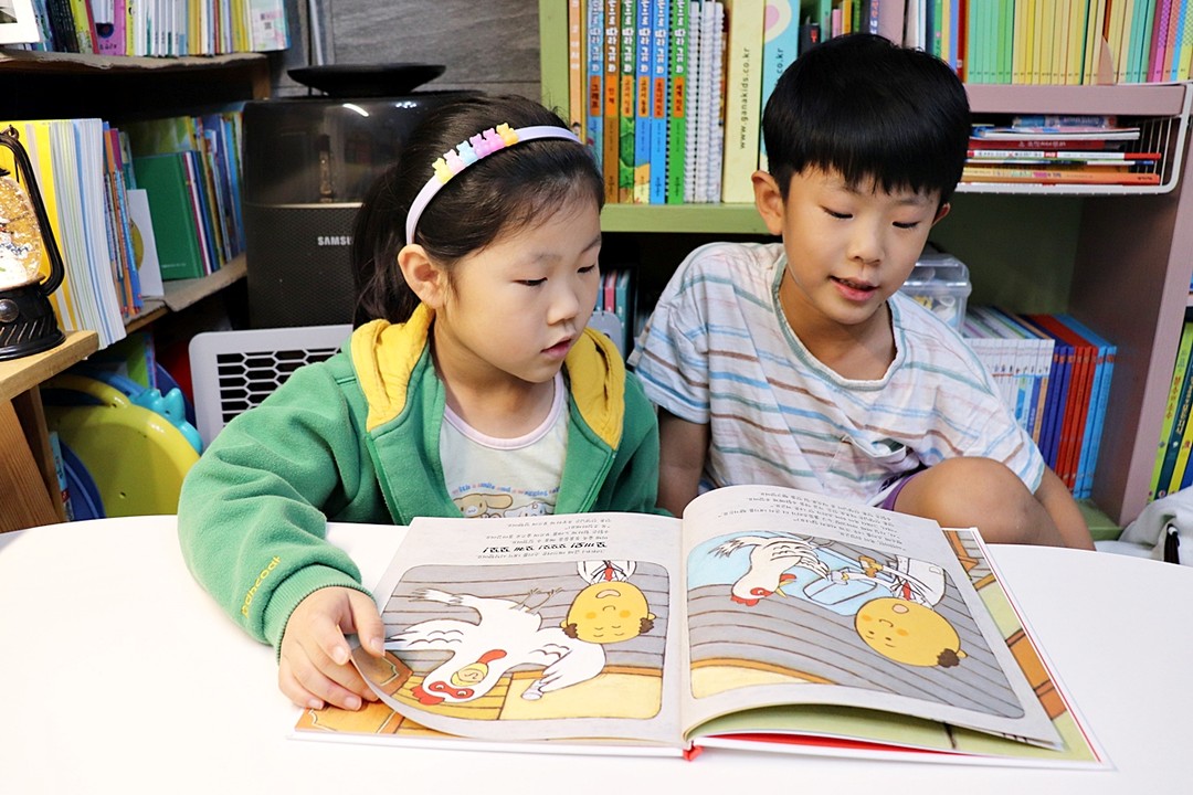 #협찬 #안톤선생님의다고쳐병원

병원을 무서워하는 아이들에게 병원과 의사 선생님에 대한 이미지를 긍정적으로 바꿔 줄 수 있는 그림책 <안톤 선생님의 다고쳐 병원> 이에요. 

친절하고 다정하면서도 정확하게 치료해주는 동물병원 의사 '안톤' 선생님
증상을 듣고는 딱딱 고쳐주시다니 명의가 따로없죠. ㅎㅎ
친구를 잃어 슬픈 염소의 이야기도 다 들어주는 마음씨도 착한 안톤 선생님이에요. 
염소의 이야기를 오랜 시간 들어주시다 바닥에 털썩 쓰러지고 마는데요. 
그동안 도움을 받았던 숲속 동물 친구들과 반대입장이 되어 진료를 받고 처방을 받게 되는 부분도 감동적이랄까요. 

중간중간 유머도 있어서 재미도 있고 감동도 있는 그림책이에요. 

엄마가 읽어주고 둘째 오빠가 어쩐 일로 책읽어주겠다고 하더라고요. 
오빠가 생각보다 재미나게 맛깔나게 읽어주니 여러번 앵콜로 읽어달라한 따님이에요. ㅎㅎ

⭐일본 어린이집, 유치원 필독서!
⭐일본 도서관협회 선정 도서!
⭐일본 전국학교도서관협의화 선정 도서

타이틀이 왜 있는지 읽어보니 알겠어요. 
4권까지 시리즈로 나와있던데 다른 책들도 찾아 읽어봐야겠어요^^

.
.
.

hanbit_edu

#한빛에듀 #유아신간 #유아그림책 #유아창작그림책 #동물그림책 #유아도서 #유아도서추천 #유아추천도서 #유아베스트셀러