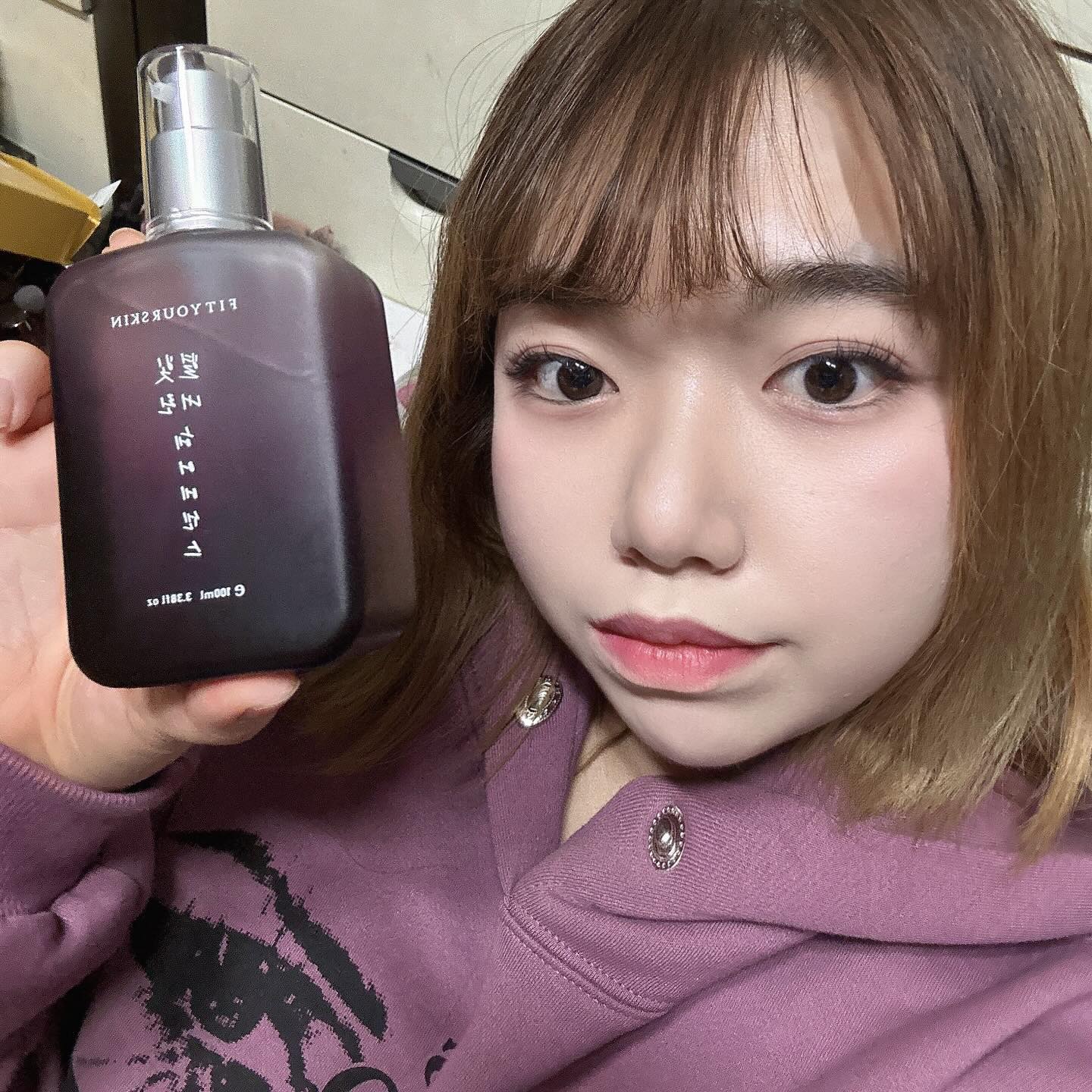 #제품제공 #협찬 fityourskin_official 
잦은 염색과 고데기를 자주한 손상모인 사람 👋

저는 탈색과 염색을 많이 해서 극 손상모이고 머릿결이 신경이 쓰이는 분들,정전기로 인한 손상모에는 헤어에센스는 진짜  필수에요‼️‼️
정전기와 환경적인 요인으로 인해서도 머릿결 손상되시는거 아시나요❓

#별빛내린헤어에센스 는 손상모에 깊은 영양감을 줘서 윤기있고 보습감있는 머릿결로 만들어줘요..!!!가벼운 제형이라 끈적임도 없어서 더욱 부담없이 사용할 수 있어서 좋더라구요. 저처럼 손에 끈적임 싫으신 분들 추천추천:)👍👍

향은 플로럴 머스크향이고 은은하게 오래 남아서 에센스 하나로 향수 대체 가능하답니다🫶
.
.
.
.
#솔직후기 #핏유어스킨 #fys #끈적이지않는 #향이좋은 #헤어에센스 #에센스 #모발케어 #hair #purple #뷰티 #인스타뷰티 #광고 #광고문의 #협찬문의 #협찬dm #서울 #성남
