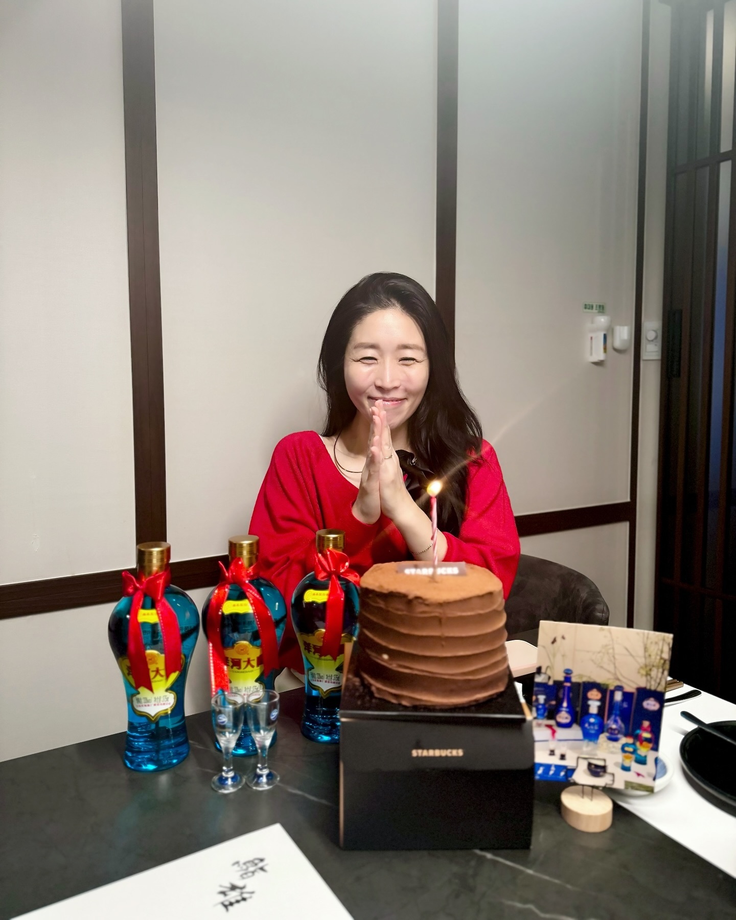 생일엔,, 🍶#양하대곡 이지이이이~~~💙

가까운 사람들이 무심한편이라ㅋ 이렇다할 생파란거 해본적이 없는데(친구들은 아무도 문자 한 통 읍냐?🤣) 올해 머선일이야ㅠㅠ 우리 치즈 서프라이즈에 눈물 찔끔~🥲
마음까지 따뜻한 천사👼 우리는 #양하바오 에요!✋🏻
7munbin soo_jung1201 sweetylife_lim 

3일 전에 예약한 초코케이크도, 식당에 주문해둔 #스시케이크 도 정말 감동~😭😭 그 와중에 케이크 수령해야되는데 날 만나서 반가움보다 동공지진ㅋㅋ 룸 문 열릴때마다 축하요리일까봐 먹는내내 안절부절한 모습 찐 사랑스럽고 고맙고~🥹

HAPPY한 🎂생일파티로 시작해
역대급 #스시유 #일식코스요리
최고의 요리에, 최고의 #명주 #양하 페어링까지~
이보다 갓벽할 수 있을까?!!😍😍😍

#중국8대명주 양하대곡은 중식뿐 아니라 일식, 사시미와도 훌륭하게 어우러지는데요~
뚜껑을 돌리는 순간 룸 전체가 기분좋은 향긋함 가득~ 특히 아담한 4인룸에서 오픈했더니 온전하게 그 향긋함을 음미할 수 있더라구요! 부담 없는 파인애플의 향긋함이 매력적인 농향형 #백주 #양하대곡 이제 다들 잘 아시죠?

🍶 양하대곡 375ml
기존 38도에서 한국에서만 만날 수 있는 특별한 라인업 33도로 목넘김이 더 부드럽고 깔끔해진 맛은 모임의 분위기를 더더 화기애애하게 만들어준 일등공신!

역시, 좋은 자리엔 좋은 술~

그리고
사랑합니다~ 양하바오💙
 
#양하서포터즈 #여의도맛집 #해지람 #천지람 #몽지람 #양하하이볼 #양하대곡하이볼 yanghe_korea
