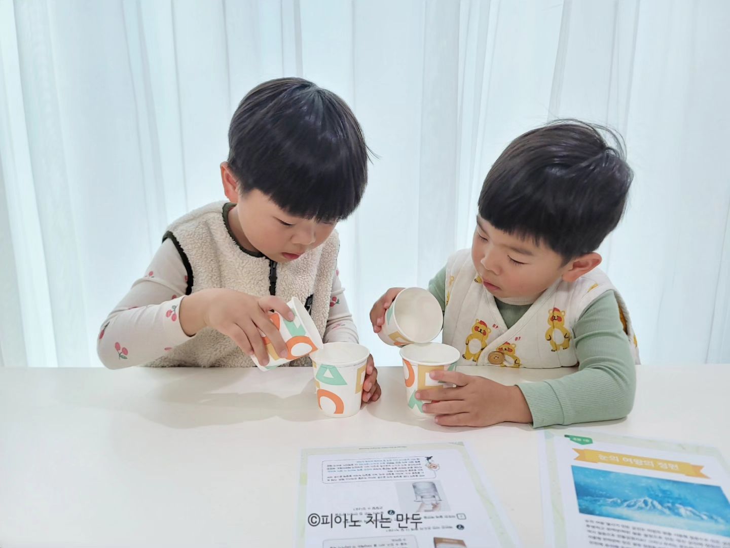 yuyum31
⠀
달콤사이언스 1주 차, 눈의 여왕의 정원❄
⠀
온도가 다른 물에서 백반이 녹는 양을 비교해 보고,
온도에 따른 용해도 차이를 이용해 백반 눈꽃 결정을 만들어 보았습니다.
⠀
#달콤수학 #달콤과학 #달콤사이언스 #엄마표과학 #초등과학 #유아과학 #과학홈스쿨링
⠀