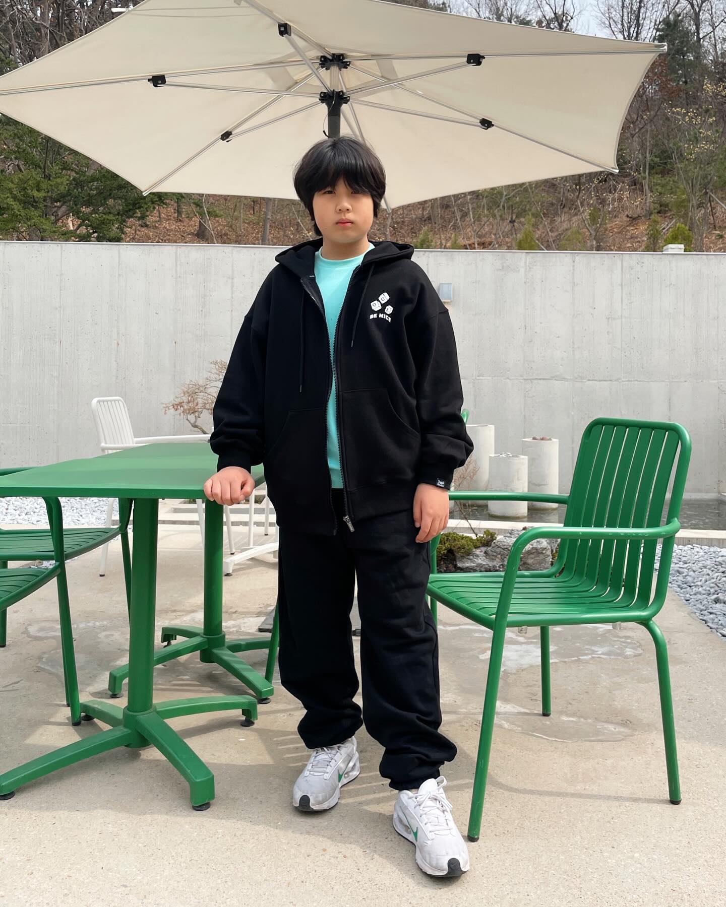 #협찬 #오실롯
주니어 옷도 이렇게 이쁘답니다 
루즈핏이라 아이가 너무 맘에 들어했어요 
넉넉한 사이즈로 제작되어 쑤욱 크는 성장기 아이들 입히기 딱좋아요 

등판나염과 디테일들이 멋스러워요 

🏷️다이스체커후드집업 
정민 :155/45-160size착용

ocelot__kids 

#오실롯주니어 #초등룩 #주니어룩 #후드 #후드집업 #후드집업추천 #등교룩 #등원룩 #남아옷 #고학년옷 #정이형제
