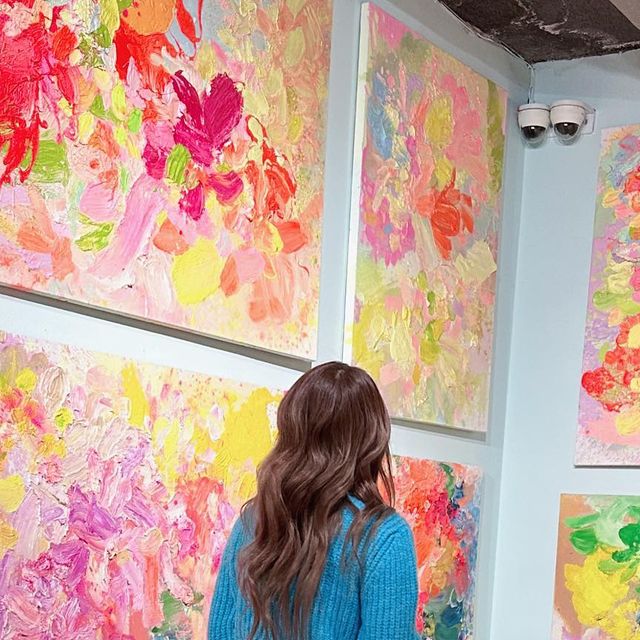 백설이 on Instagram: "#데미안 #k현대미술관 #헤르만헤세 헤르만헤세가 집필한 고전문학 데미안에 관한 전시에요. 신진작가들이 소설을 재해석하여 작품들을 선보이고 있답니다🙂 데미안을