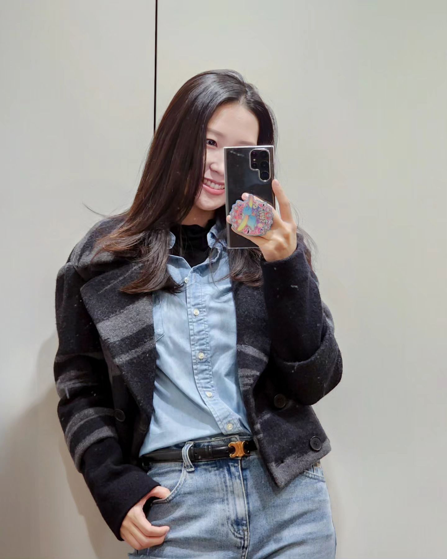 노느라 바빠서 오랜만에 올리는 피드 :)

회사 근처에 큰 은행나무가 있어서
단풍 시즌에 꼭 구경해야지 했는데
뒤늦게 생각나서 가보니 이미 잎이 다 지고 없더라구요.

아쉬워서 바닥에 떨어진 은행잎이라도 한장. ㅎㅎ

낭만을 챙기기엔 조금 부족한 기억력이네요. 😂