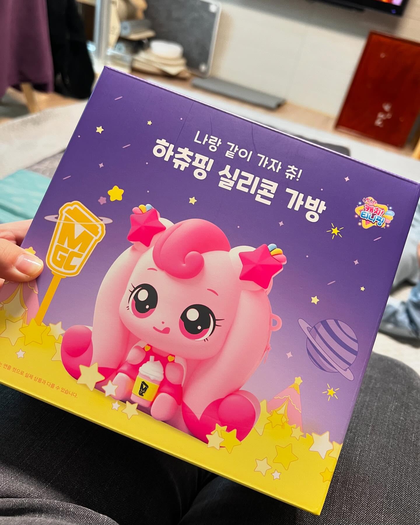 정말 이게 내 꺼라구?
자세교정 받고 스카한시간 때리고
집에 도착했는데 식탁 위에서
나를 바라보고 있는게 하츄핑 실화?😆
나 저거 어디 매고 다녀야데?
캠핑갈 때 가져가야겟다 인싸되게💕