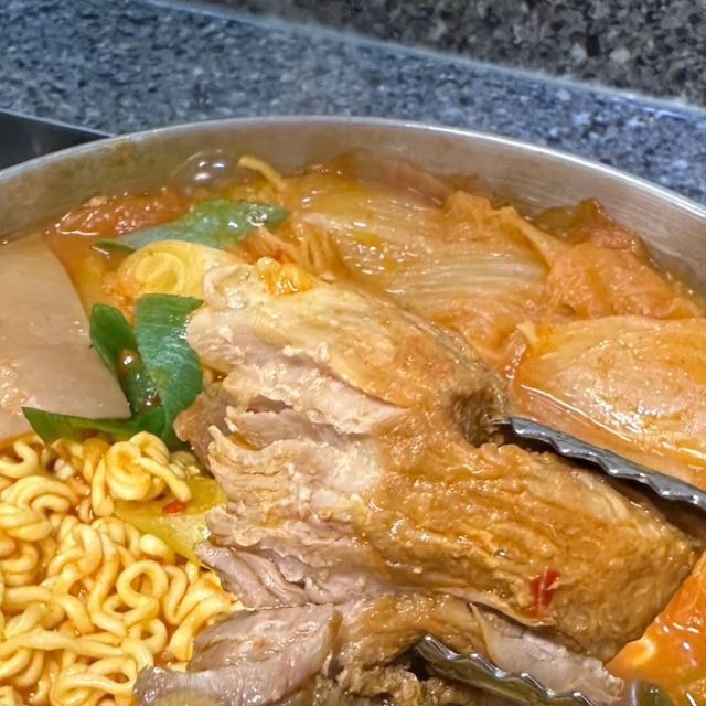 Junho Kang on Instagram: "#광고 꼭이밥상 통 돼지고기 김치찜 밥 하기 싫은 맞벌이 부부에게 꼭 필요한 아이템인 밀키트! 저녁에 퇴근한 후에 밥상을 차리기란 여간 귀찮은게 아니죠? ㅎ 그래서