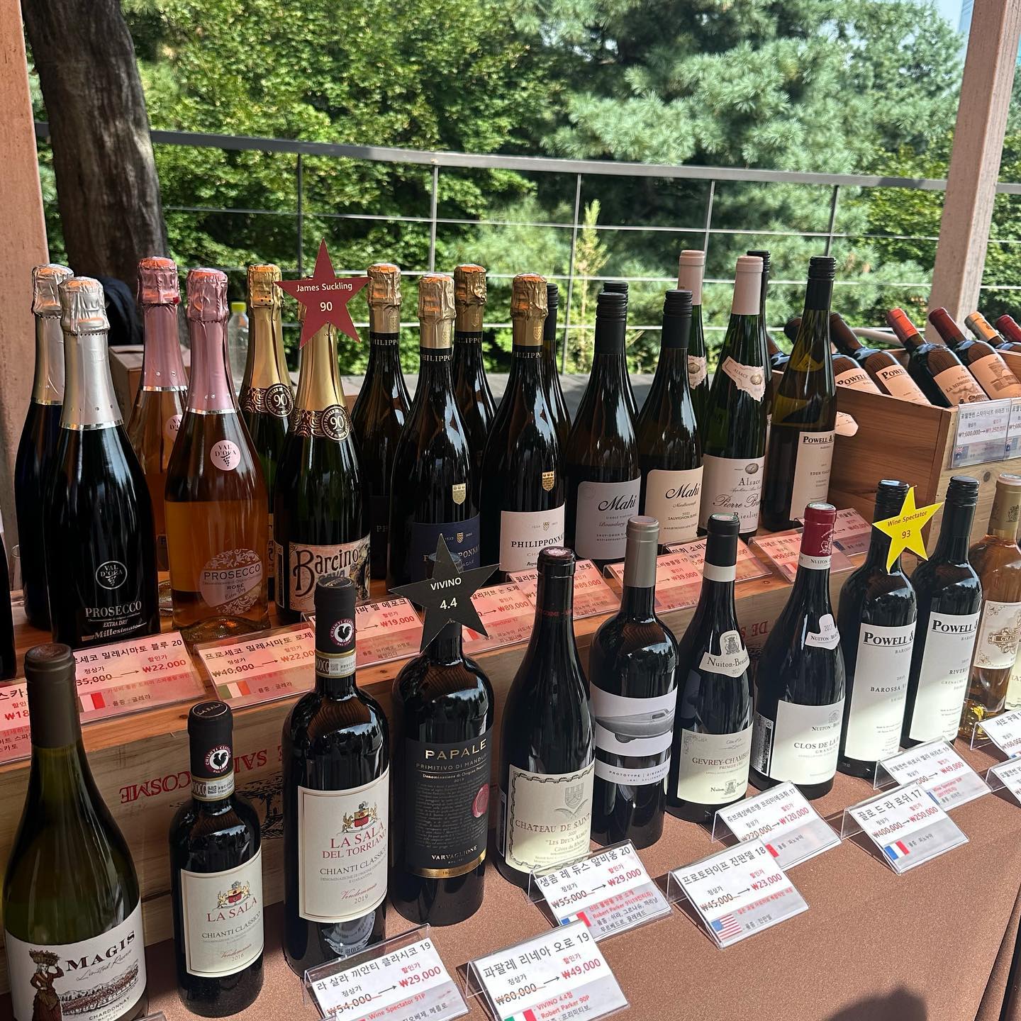 와알못의 와인페어🍷

내 취향은 말벡이랑 포트와인이었다 죤맛탱,,,, 엄빠랑 추석에 마시려고 한병씩+스파클링도 가볍게 한병 겟🍾

#워커힐와인페어 #와인페어 #워커힐 #와인