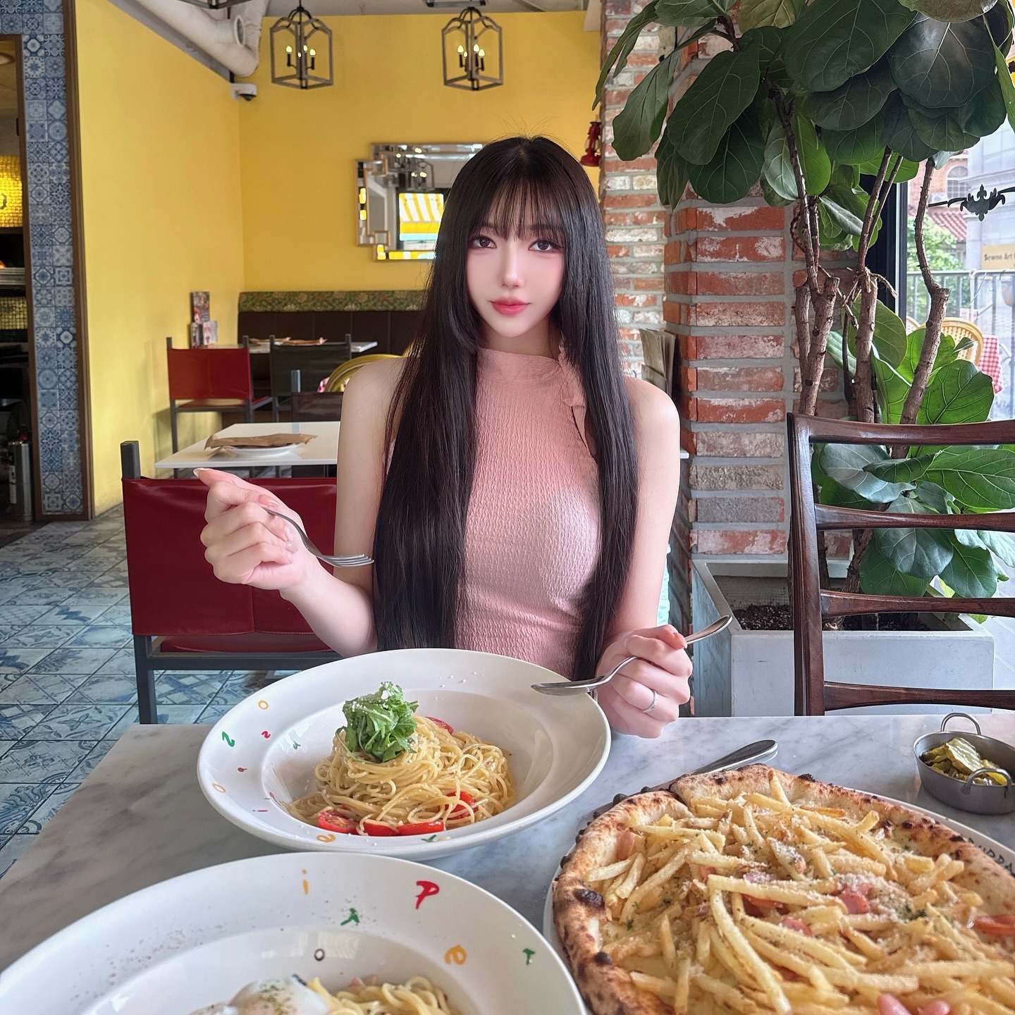 #핏제리아오 #협찬 #광고

대학로에 데이트하러 갈때 가볼만한 수제화덕피자 맛집 핏제리아오에 다녀왔습니다❤️ 블루리본 8개, 여러 수상을 받았던 화덕피자라서 그런지 맛도 최고였습니다!

1. 피자의 종류가 매우 많아서 취향껏 골라서 먹기 가능!
2.큰 화덕이 눈에 보이는곳에 위치해있어 피자나오는게 다 보인답니다🫶 음식나오는 속도도 매우 빠른편이에요!
3.양이 푸짐해요! 파스타 한개가 2인이서 충분히 먹을만한 양이었고 맛또한 파스타 맛집이라 해도 될정도로 일품이었어요. (알리오올리오 취저...❤️)
4.피자는 도우가 두툼하고 도우자체도 너무 맛있었고 , 남으면 포장도 가능해서 집에서 에어프라이어로 먹으면 딱!
5. 넓은 레스토랑. 테라스도 있고 발렛주차도 가능🩵

대학로에 놀러왔다가 양식이 먹고싶다면 추천드릴수있는 맛집이었어요. 강식당피자로도 유명한데 그만한 이유가 있더라구요ㅎㅎ
대학로맛집 인정합니둥💓💓💓

#핏제리아오대학로본점 #대학로맛집 #대학로데이트 #대학로맛집추천 #혜화맛집 #혜화역맛집