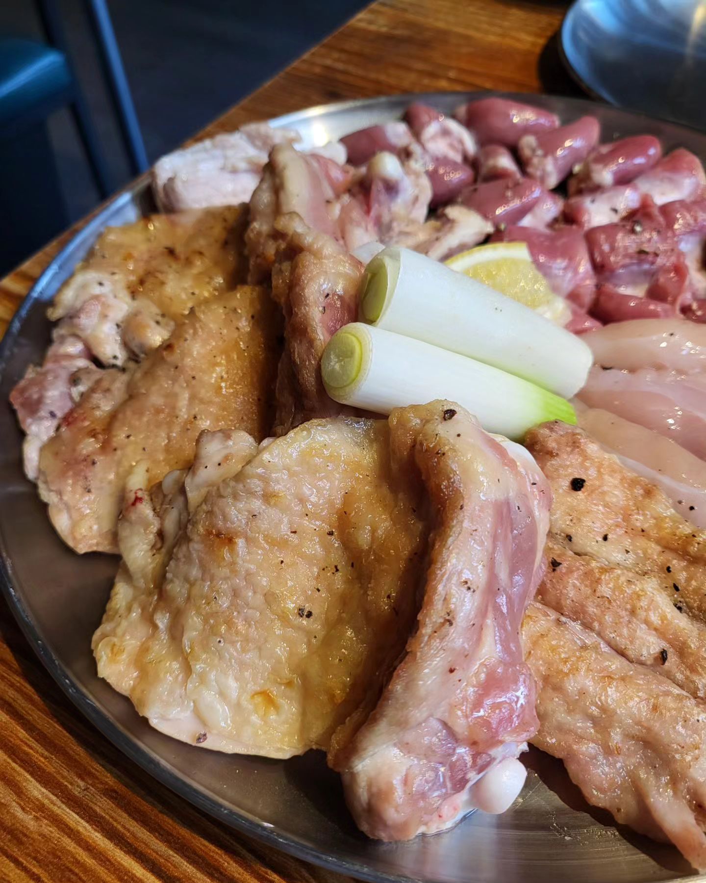 #협찬
✨️첨단 송계옥
광주 광산구 임방울대로826번길 29-25 
매일 11:30 ~ 22:30 (브레이크타임 14:00 ~ 16:00)
전화번호: 0507-1491-4454

첨단 닭구이 전문점 송계옥에서만 먹을수 있는 신선한 닭구이와 송계옥비빔면👍 모둠을 주문하면 닭 안심, 목살, 모래집,염통, 다리살, 오돌뼈등 닭고기의 다양한 부위를 구워먹으니 질리지 않고 맛있어요. 직원분이 직접 구워주시고 부위별로 설명도 해주심!!! 송계옥비빔면은 마제소바처럼 나오는데 달콤고소함 사이드메뉴 추천😆

✔️닭구이 찍어먹는 소스
스리라차마요소스, 소금, 간장소스
✔️닭구이에 곁들여 먹는 소스
유자배고추절임, 마늘절임, 간장고추절임
✔️기본 반찬
백김치, 갓김치가 기본으로 나오는데 백김치에 치즈 뿌려져서 아삭하니 맛있어요

#I❤️닭
#송계옥
#첨단신상맛집
#자세한후기는블로그에