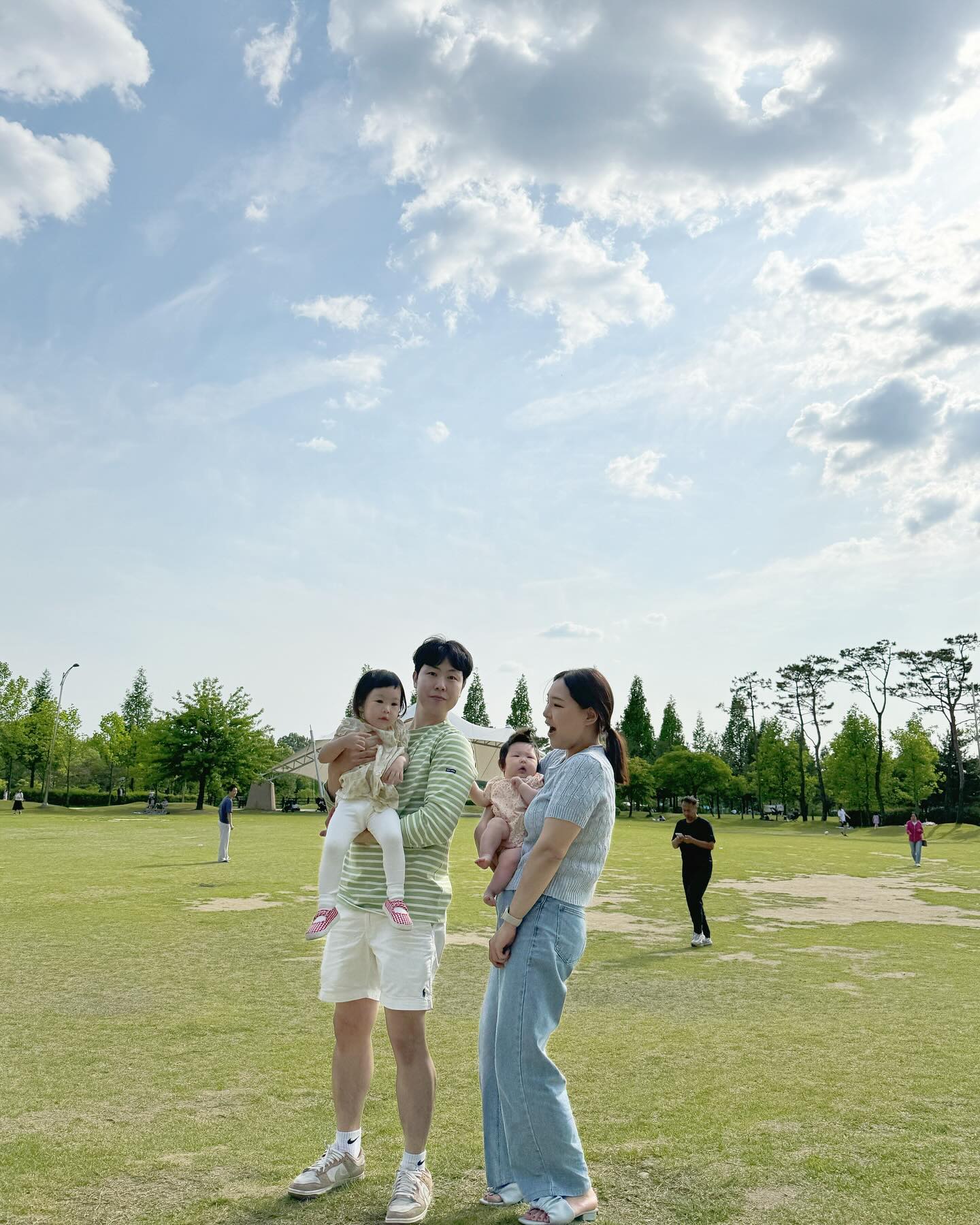 날씨가 너무 좋아용
미세먼지도 없고 피크닉하기 딱 좋은날쒸~!

#피크닉 #봄 #날씨좋다 #봄소풍 #나들이 #육아 #육아일기 #육아일상