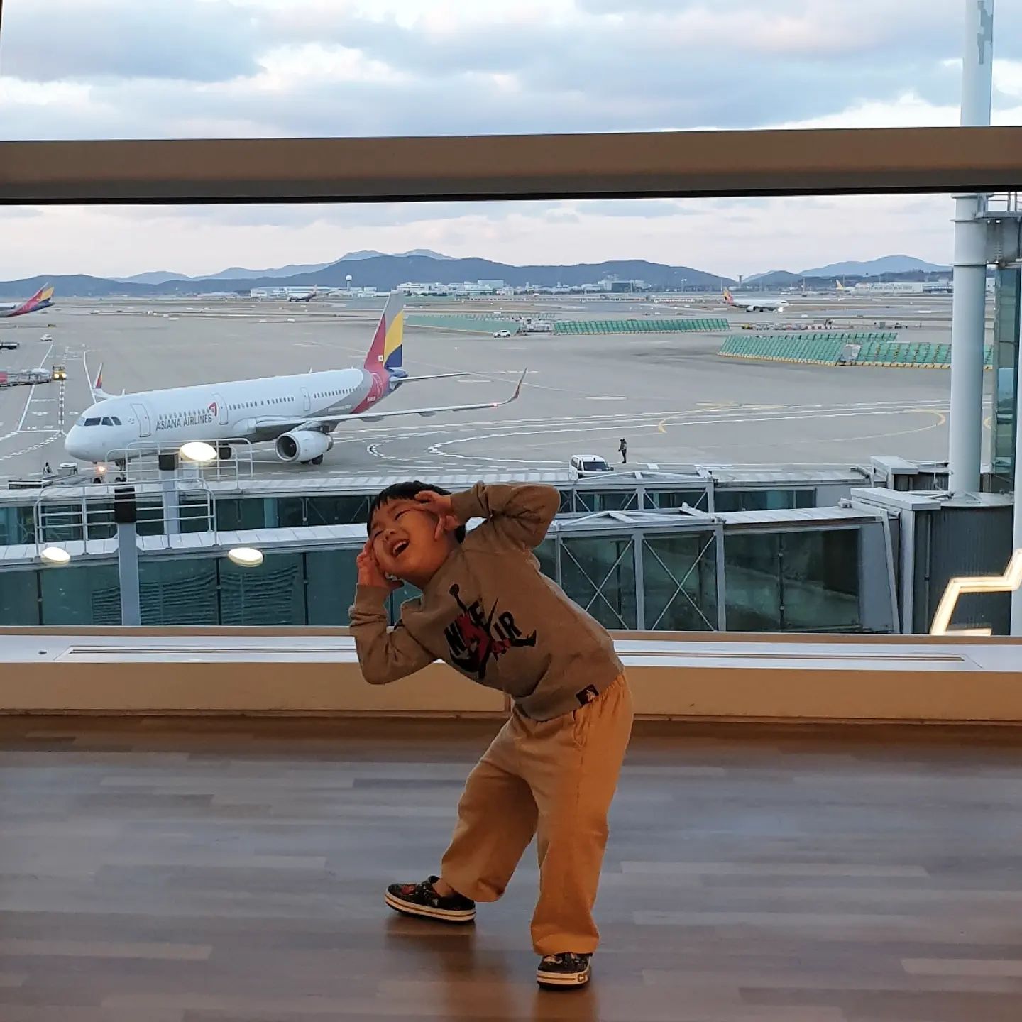 🇰🇷 -> 🇻🇳 
열흘이 순식간에 지나가버렸다
생각보다 너무 추워서 겉옷 사입었음😅.
그래도 눈 오는것도 보고 맛있는것도 먹고 쇼핑 잔뜩 해서 다시 하노이! 집에 오니 맘이 편하네..집이 최고구나,,

#인천공항#첫눈#인천