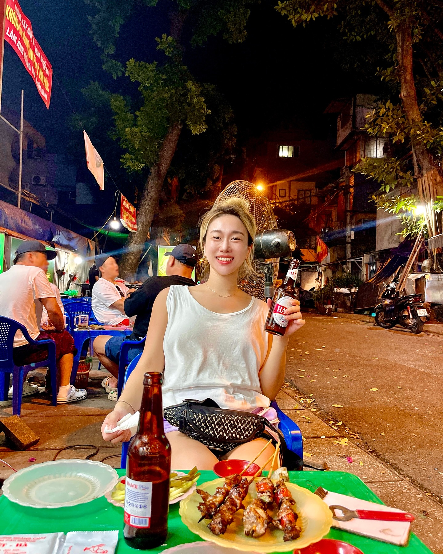 quan viet ha, Ly van phuc, hanoi

베트남 여러 도시 뿐만 아니라
말레이시아, 필리핀, 인도네시아 등
동남아에서 절대 실패 없었던 음식 중 하나가
바로 숯불 꼬치 구이!

이곳에는 숯불 꼬치 구이를 먹을 수 있는
음식점들이 모여 있는 꼬치거리가 있다.

입구부터 어디를 갈까 훑어보며 걷다가
맨 끝에 있는 quan viet ha로 선택했다.
가장 테이블이 많았고 손님이 적었는데
직원이 우리에게 백종원이 다녀 갔다고 하더라고!

닭발, 윙, 닭가슴살, 닭다리살, 닭연골, 닭똥집 등
어마무시한 꼬치구이 종류가 있었는데
우리는 우리가 먹을 수 있는
소고기 꼬치와 돼지고기 꼬치
그리고 하노이 맥주를 주문했다.

맥주는 주문과 동시에 버킷에 5병을 담아주는데
꼬치가 너무 늦게 나와서
기다리면서 다 먹게 되더라.

방울토마토가 있는 꼬치가 소고기인데
질기고 육즙이 없어서 맛이 별로다.
돼지 꼬치만 4개씩 계속 추가해 따뜻하게 먹었다.

혹시나 위생적이지 못하면 구경만 하고 돌아가자!
했었는데 생각보다 깔끔했고
돼지고기 꼬치는 맛이 좋아서 든든하게 잘 먹음.

꼬치 12개 + 맥주 5병 = 320,000동 (약 18000원)
집에 가는 택시비가 8,000원인데 이 정도면 와우!
여태 하노이에서 먹은 음식 중 가장 저렴하다.