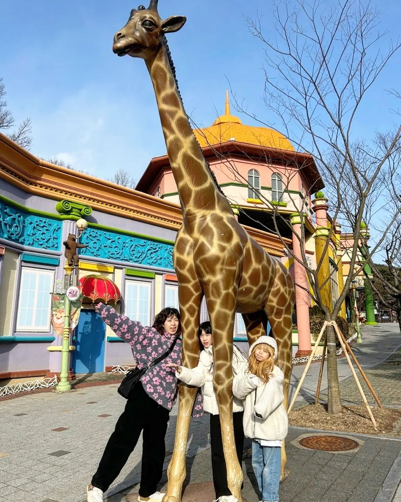기린을 엄청 좋아하는 나유니
기린볼려고 대전까지 간건데 너무 추워서 기린 , 코끼리는 출근  안하심..ㅠ
거제가 얼마나 따뜻한곳인지 한번 더 느끼고왔ㅋㅋ 눈도 잠깐 날리고 산에는 눈이 쌓여있고..
추워죽는줄..날 따뜻해지면 기린보러 고.