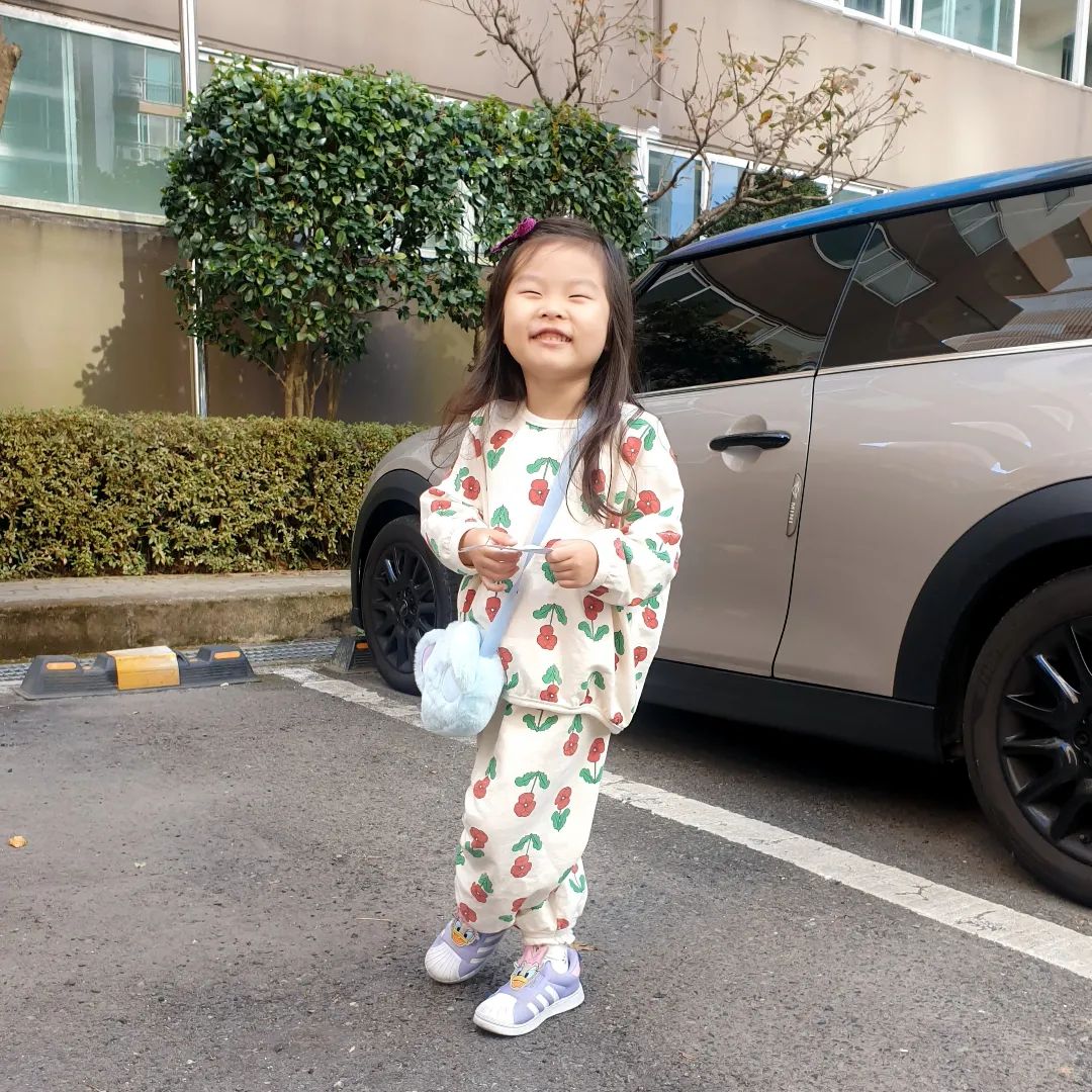 ㆍ
엄마와 함께 가는곳이 어딘들
즐겁지않으랴 😃😃😃
 
 
 
#만4살 #어린이모델 #코끼리가방 #이모선물
#눈웃음 #상코미 #키즈모델 #예쁘니