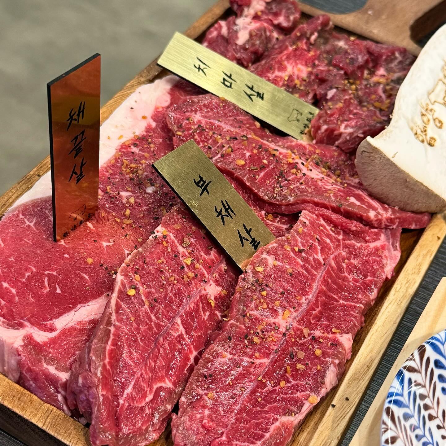 [평택/고덕] 고덕에도 떴다! #한양화로
요즘 인기많은 한양화로가 고덕에도 생겼다고해서 이제야 가보았어요. 가서 마음껏! 먹고왔어요.

한양한판B (치마살, 채끝살, 부채살) 42,900원
상차림비용 3,500원 별도 / 소고기라면 4,000원 / 된장찌개 4,000

한양화로는 최고등급 블랙앵거스 소고기를 합리적인 가격에 판매하고, 테이블마다 화로가 놓여있어서 구우면서 편히 먹을 수 있는점이 메리트있는 것 같더라구요.

기본찬으로 치즈소스를 제공해주는데, 이게 저는 한양화로의 킥이 아닌가,, 너무 맛있더라구요 :)
고기도 괜찮았고 된장찌개도 얼큰하고 라면도 얼큰하고 맛있었어요. 얼-큰!

근데 사실 기대를 너무 많이했어서그런건지 그 치즈소스 빼고는 특별한 점은 못느낀 것 같아요. 지점마다 다른건지는 모르겠지만 밑반찬도 다 안먹는 것들이기도 했고 양도 비실비실해서 상차림비를 받으니 아쉽더라구요. 한번 경험해본걸로 만족!

📍한양화로 고덕점
경기 평택시 고덕여염11길 83 1층