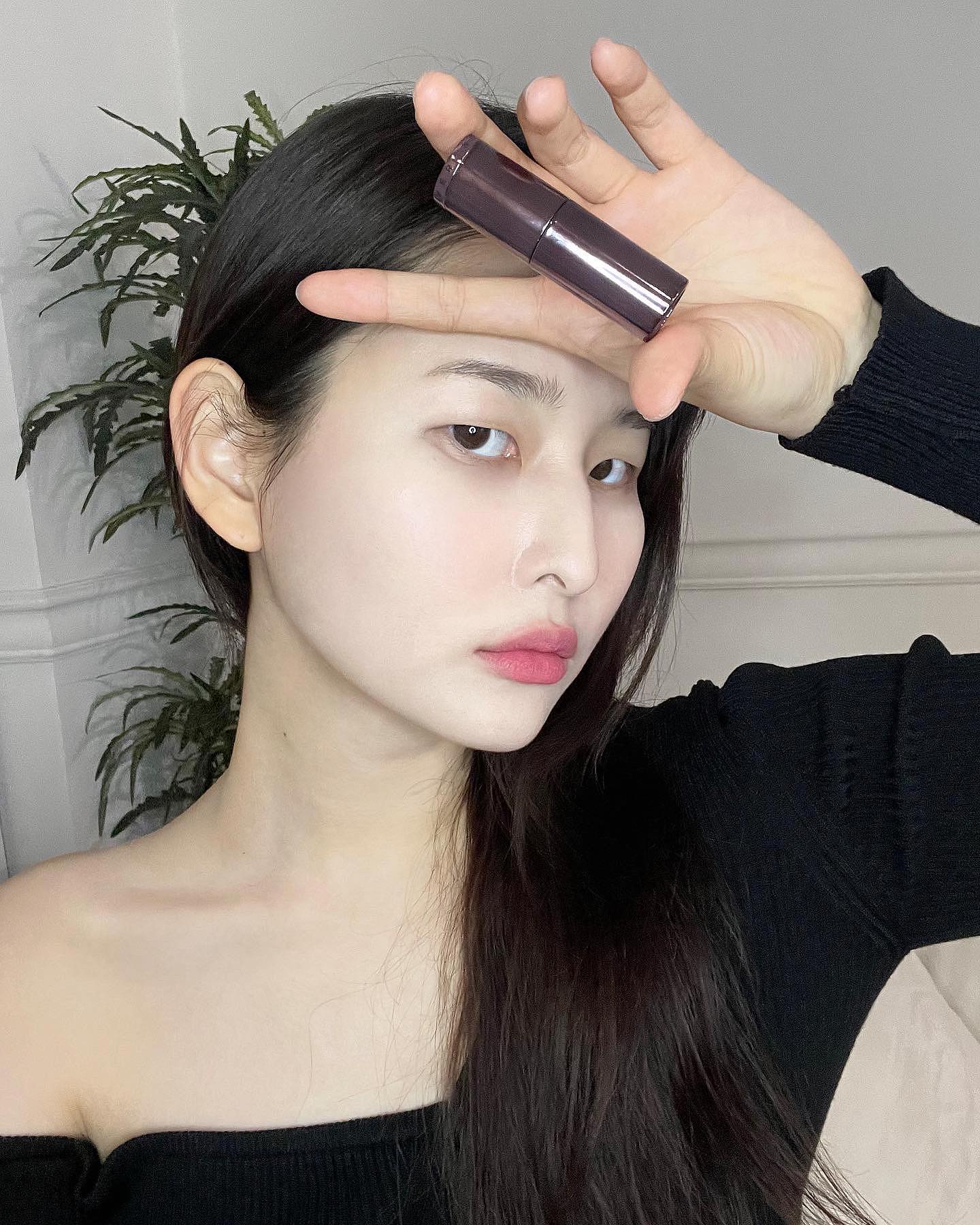 #협찬 

차분한 무드의 MLBB 핑크 브라운컬러 스윗로지🫶
덧바를수록 매트해지기보다 촉촉해지면서 깊어지는 색감이
너무 이뻐서 지속력도 오래가서 깊어지는 색감을 원하신다면
덧발라서 바르는거 추천해요,,🫶

#hevvymakeup #헤비메이크업 #틴트 #립추천 #쿨톤 #웜톤 
#올리브영 #메이크업