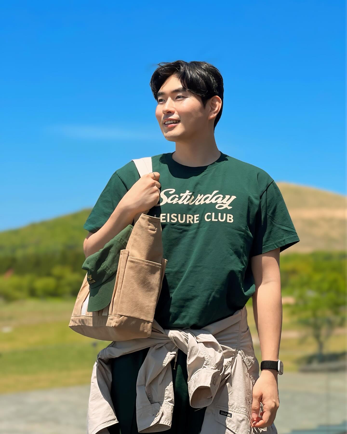출장. 일하러 왔습니다.

조만간에 아르떼 키즈파크 옆에 대규모 베이커리 카페가 곧 오픈합니다. 
오늘은 새벽같이 내려와 현장에서 다른 프로젝트 소통하랴, 이끼 심으랴, 작은 힘이라도 되고자 동분서주했습니다.

경치가 탁 트인 곳에 있어서 여가에 맛있는 빵과 커피만 삭 들어오면 뭐 성공 보장 아닐까 하는데, 과연 어떨지 오픈을 지켜보겠습니다.

그래서 오늘의 오오티디는 찐으로 편한 작업복입니다. 덤으로 짱짱해야 합니다. 내일도 나와서 일해야 하기 때문에 말 그대로 Saturday leisure club입죠. 네네. 딥한 그린컬러를 좋아하는대 조금은 칙칙할까, 티셔츠 로고 컬러와 비슷한 잠바와 가방까지 곁들였습니다. 

뭐지... 제주도와 잘 어울리는걸...?

#세레클 #스포츠웨어 #원마일웨어 #테니스룩 #골프패션 #프레피룩 #클래식룩 #남자가방추천 #30대남자코디 #20대남자코디 #모노노 #monono #saturdayleisureclub #slc #preppystyle #menswear #tenniswear #golfwear #プレッピースタイル #ゴルフウェア #パックおすすめ #ジャージ
