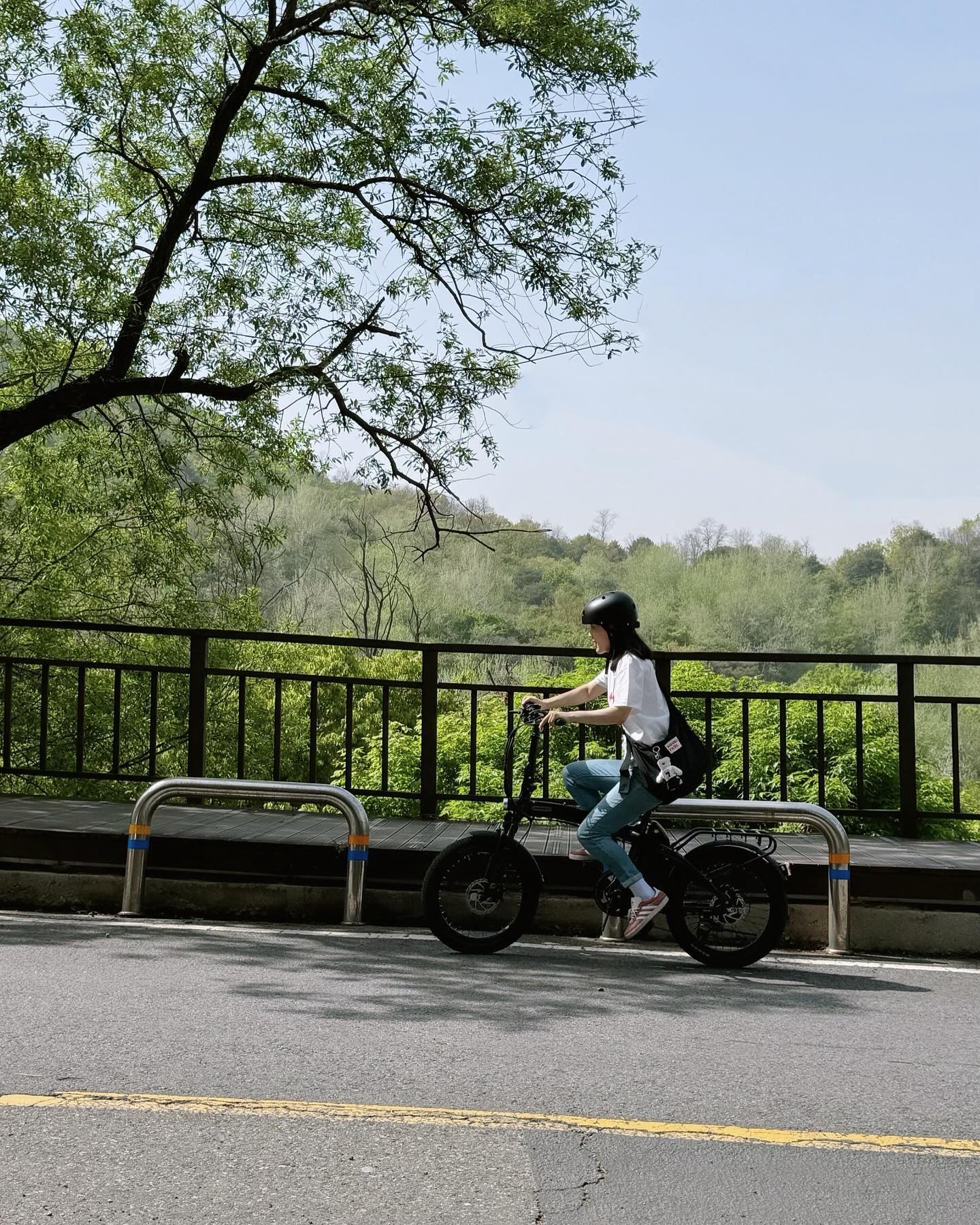 #협찬 광고 samchulybike_official
날이 너무 좋아서 둘레길 라이딩하고 왔어요🤍
라이딩이 이렇게 재미있는 거였다니 🫢
삼천리자전거 팬텀 Q SF 전기자전거만 있다면 오르막길도 걱정 없어요!
스로틀 방식으로 오른쪽 핸들 스로틀 그립을 당겨주면 페달링 없이도 자전거가 주행하니 자전거 초보인 저에게는 정말 신세계더라고요 🥹
정말 팬텀 Q SF만 있다면 어디든 갈 수 있을 거 같아요👍🏻

오늘도 최적의 성능으로 아주 만족하며 사용 중이네요 ☺️

#삼천리전기자전거 #전기자전거 #접이식전기자전거 #전기자전거추천 #팬텀QSF