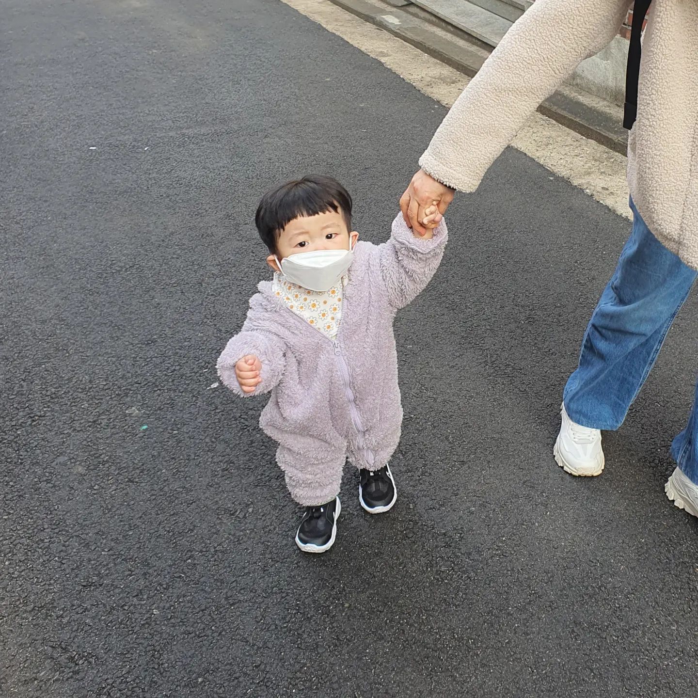 어린이집 등원❤️
가는길에 담임선생님만나서 함께 등원했네요 ㅎㅎ
#혁미닝사진기록📷 
#스스로등원
#미세먼지나쁨 #마스크필수