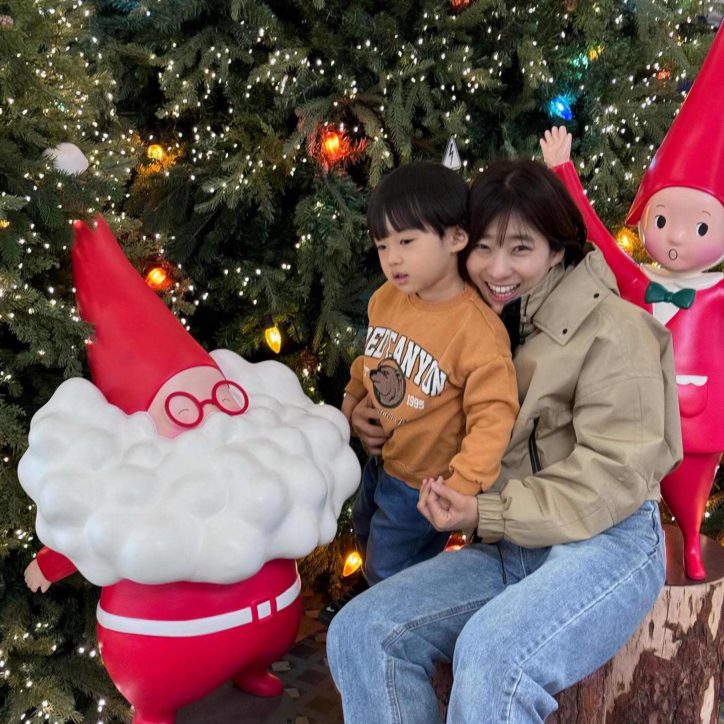 #롯데몰김포공항 이어요:) 
하루 여행하듯 알차게 놀고왔어요
반짝반짝 트리에 
엄마도 아이들도 너모신나 🎄🎄💚