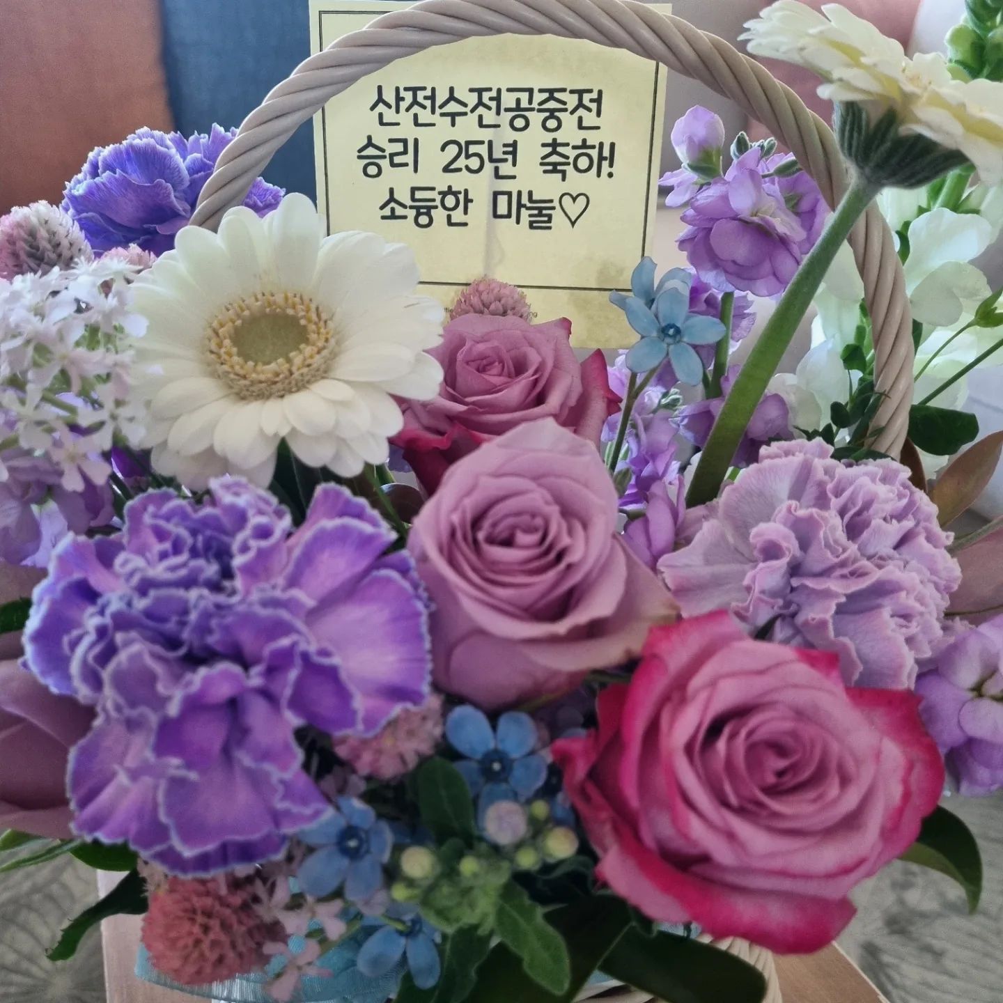 남편에게 선물하는 꽃바구니🪻🌸🌹

#결기25주년 #꽃사주는예쁜마누라 #누가주면어때
#박씨는무슨복이냐 #마누라잘만나서좋겠다 #32년째
#산전수전공중전까지다겪은 #찐전우 #수고많았어🙆‍♀️ #알랍유❤️ #모든것이은혜❤️ #족한은혜 #미스플라워