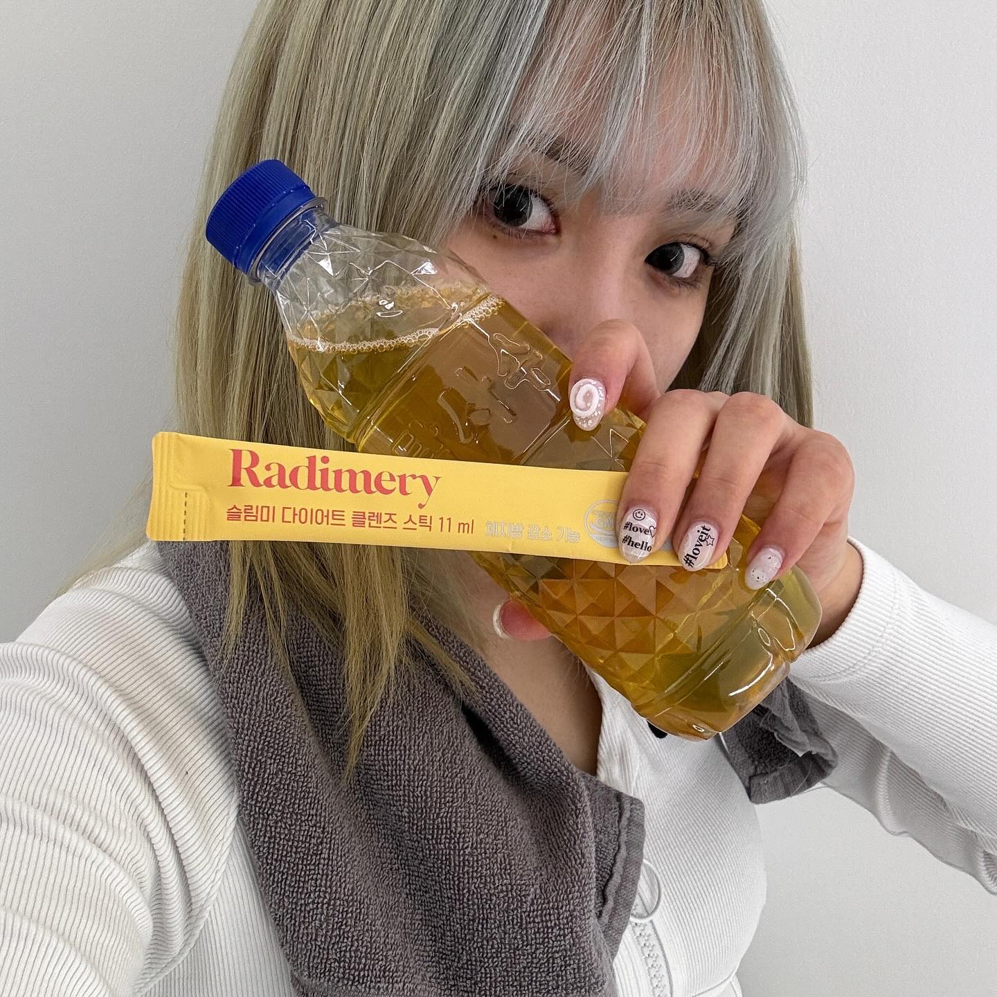 #광고
radimery_kr_official

안녕하세요~여러분 다뚜디에용!!
이번에는 필라테스 운동으로 인해 취미가 생겨 열심히 하고있는데용
정말 재미도 있지만 일하면서 동시에 진행하기엔 저한텐 아직 몸이 버겁더라고용 그래서 같이 운동하면서 효과를 볼 수 있는 다이어트 보조제를 찾게 되는거 같아요✨
그러다가 슬림미 다이어트 클렌즈 스틱을 알게 되었는데요

🫧슬림미 다이어트 클렌즈 스틱은 1회 1포 원액 그대로 마실수 있는 액상형 제품이기 때문에 따로 물을 준비하지 않아도 섭취 및 휴대가 간편하답니다❣️

✨가르시니아 함유로 체지방 감소에 도움을 줄 수 있어요
✨식후 혈당상승 억제 + 배변활동 원활에 도움을 주는 슬림미 다이어트 클렌즈 스틱🫶🏻
 난소화성말토덱스트린 함유로 식후 혈당상승 억제와 배변활동 원활에 도움을 줄 수 있어요

 ✨탄수화물과 에너지 대사에 필요한 비타민 B1외에도 비타민 B2, B6와 정상적인 면역 기능에 필요한 아연이 함유되어 있어요
✨꼼꼼하게 엄선한 부원료인 피쉬콜라겐, L-가르니틴, L-아르지닌, L-시스틴, L-테아닌 이 함유되어 있어요
✨상큼달콤한 자몽맛으로 레드자몽 농축액 함유로 언제 어디서나 간편하게 즐길 수 있는 액상 스틱이랍니다❣️

#radimery  #라디메리  #다이어트  #관리하는여자  #슬림미다이어트