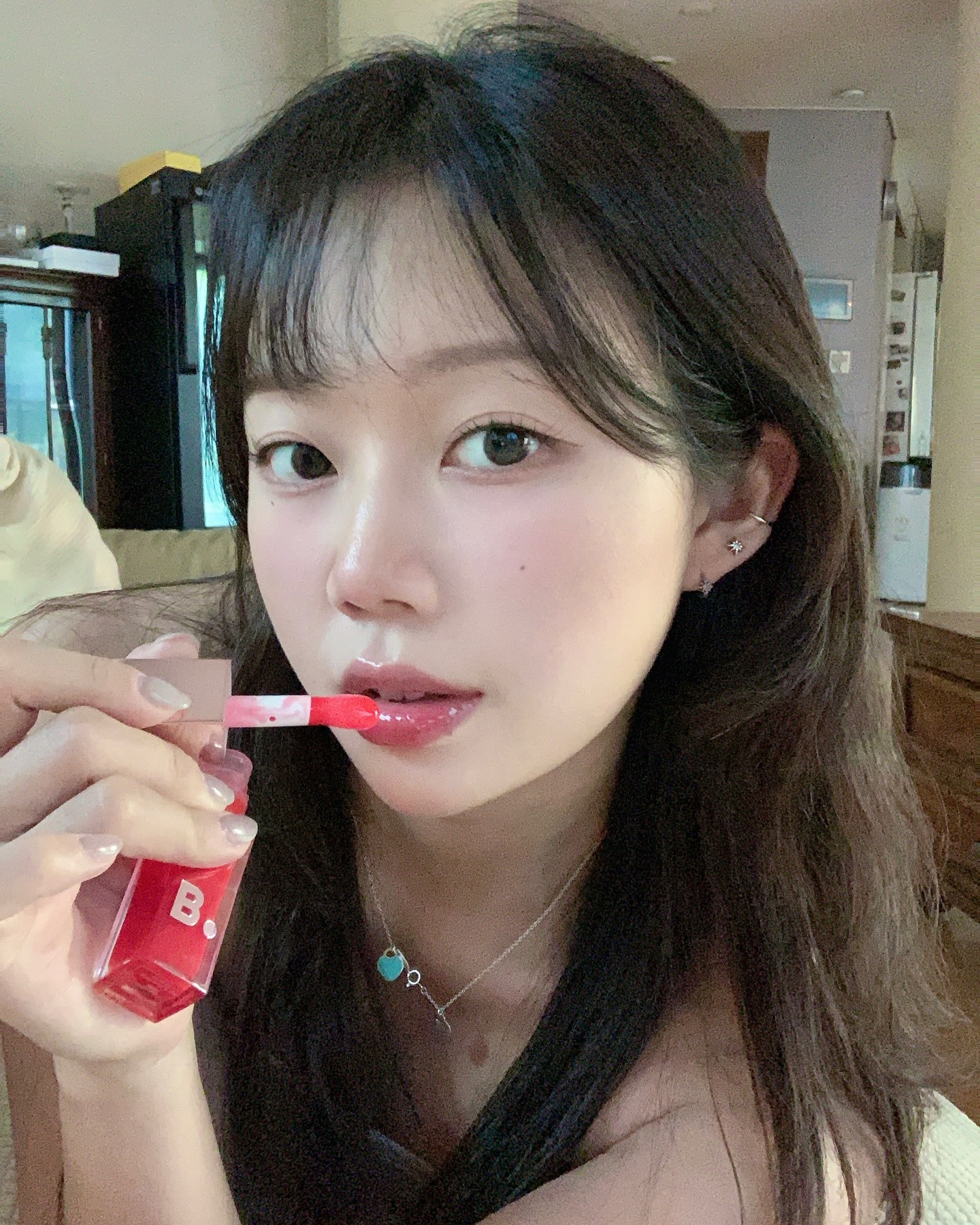 #AD #제품제공 #바닐라코
점점 촉촉한 립을 찾게 되는 환절기에 찰떡인
banilaco_official 의 #하이드레이팅립오일 추천드려요💧

무겁거나 끈적임 없이 가벼운 세럼과 오일의 배합으로
각질 없이 촉촉함을 오랜 시간 유지시켜주고
천연오일 3종과 히알루론산, 판테놀,스쿠알란을 함유하여
덧바르지 않아도 24시간 유지되는•••😻

또 말랑말랑 마시멜로 같은 어플리케이터가
양조절도 쉽고 블렌딩도 잘 되어 원하는 립 연출이 쉬웠어요
제가 사용한 컬러는 레드애플과 플럼모브!🫧

🍀9월 한달간 올리브영 선런칭 기념으로🍀
정가 16,000원 11,200원으로 30%할인 된 가격에
만나보세요❣️