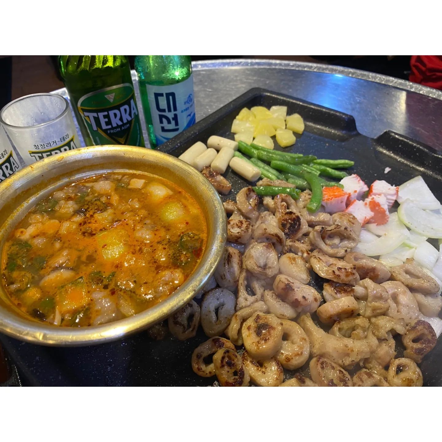 #협찬 부산맛집 #퇴근길

오늘 소개드릴 맛집은 
동래 낙민동에 위치한 퇴근길 입니다🤗

퇴근길은 가게 이름처럼 
퇴근 후 가볍게 지인들과 한잔하기 좋은 가게인데요
저도 퇴근 후 들뜬 기대감을 가지고 
방문하여 돼지막창을 주문해봤어요😊

돼지막창을 주문하고나니 
소스와 밑반찬을 챙겨주셨고
곧이어 초벌된 돼지막창이 나왔어요🤤

퇴근길에서는 초벌 된 돼지막창을 
맛있게 먹을 수 있도록 구워주시는 점이 정말 좋았어요👍
게다가 돼지막창과 함께 먹을 수 있게 
양파, 맛살, 파인애플 등도 함께 구워주셔서 
더욱 더 먹음직스럽게 보였어요👏

드디어 다 구워진 돼지막창을 먹어보니 
정말 비린내가 하나도 나지 않고 
정말 쫄깃쫄깃한게 너무 맛있었어요😋
소스에 찍어먹어도 맛있고 
맛살, 파인애플 등과 곁들여 먹어도 정말 맛있었어요🙈

술이 빠질 수 없어서 술 안주로도 먹어보고 
밥과 된장찌개와도 함께 먹어도 
잘 어울리는 맛잇었어요💯

돼지막창을 다먹고 다른 테이블에서 드시는 
비빔면이 너무 맛있어보여서 추가로 주문해서 먹었는데 
비빔면도 양념을 직접 하셔서 아주 맛있더라구요👍

날도 더운데 퇴근 후 
돼지막창도 맛있고 비빔면도 맛있는
퇴근길에서 소주한잔 하시고 
기분 좋게 집에 가시는거 추천 드릴게요🙇‍♂️

#부산퇴근길 #낙민동퇴근길 #동래맛집 #부산동래맛집 #우삼합맛집 #낙민동맛집 #부산낙민동맛집 #부산고기맛집 #동래고기집 #동래구맛집 #부산우삼합맛집 #맛스타그램 #부산맛집 #온천천맛집 #온천천고기집 #스토리앤체험단 #스토리앤