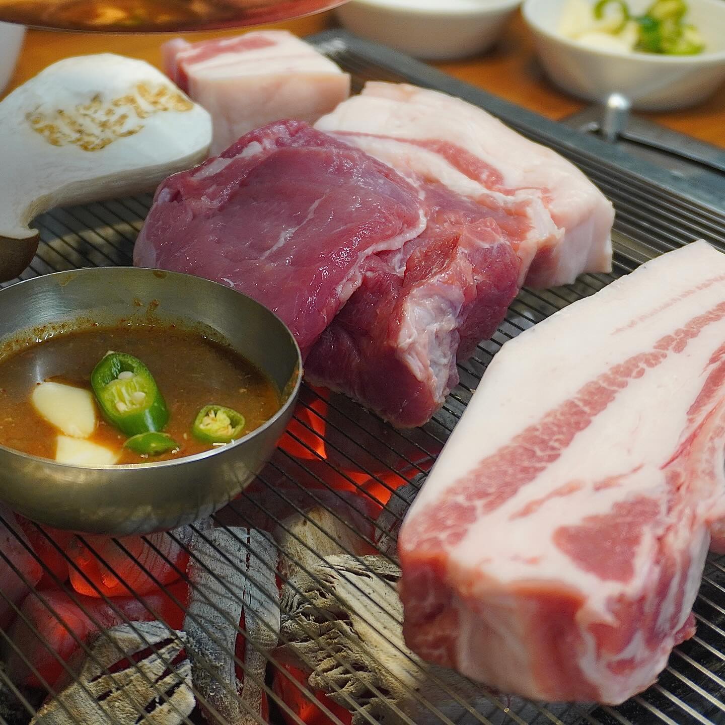 #협찬
9월에 제주여행 때 제주 현지에 있는
다른고깃집보다 더 맛있게 먹었던
칠돈가 청라 육지1호점,,❤️
이제 비행기 타고 안가도 돼요✌🏻
진짜 근고기 시켜서 비계층이라 분리할 때
‘아 느끼한거 아닌가?’ 싶었는데 전혀요!!
엄청 부드럽고 고소해서 맛있었어요👍🏻
제주도에서도 칠돈가 갔을 때 맛있게 먹어서
좋은 기억으로 인천에 생기자마자 갔는데
내부는 고급지고 직원분이 구워주시고
고기퀄리티 식감은 최고였어요🫢
주변테이블에 소고기도 많이 드시던데 궁금하네요!
김치찌개랑 비빔냉면까지 클리어~

👉🏻흑돼지근고기 76,000원
👉🏻후식 김치찌개 6,000원
👉🏻후식 비빔냉면 6,000원

#먹팔#맞팔#먹스타그램#칠돈가#청라칠돈가#제주흑돼지#흑돼지#근고기#목살#삼겹살#고기