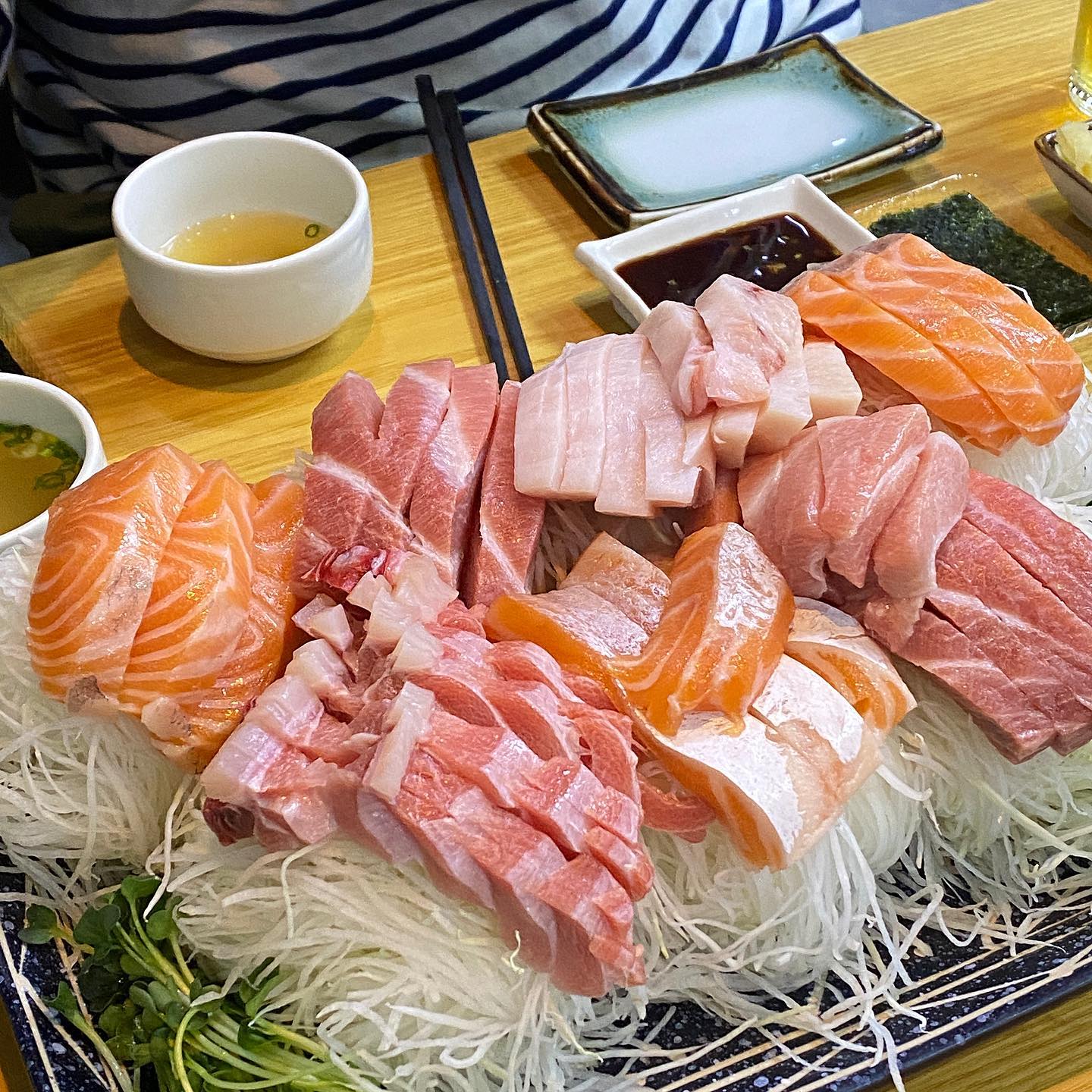 정말 오랜만에 방문한 하지메. 가위로 잘라먹을 정도로 여전히 크고 두툼한 사이즈, 한동안 생각 안날 정도로 질리도록 먹고싶다 하면 여기가 제격 ! 왕새우튀김도 맛있는데 사진이 없네 ••• 
.
.
.
.
#하지메
#쌍촌동맛집
#참치회 #연어회
.
#도덕의맛따라멋따라_광주