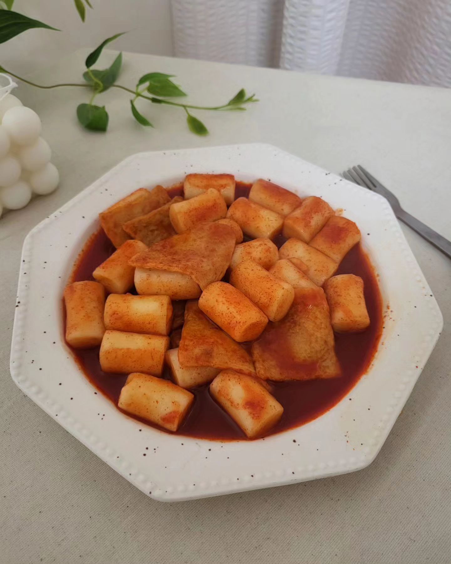 #금미옥쌀떡볶이 

제가 진짜 맛있는 떡볶이 소개해드릴게요.

저희 첫째 아이가 떡볶이 좋아하거든요
떡볶이 좋아해서 이것저것 먹어봤는데
금미옥 떡볶이가 진짜 대박 존맛이에요.

소스가 정말 맛있어서 튀김이랑 같이 만들어서 
떡볶이 소스에 찍어 먹으면 정말 끝장나요~
쌀떡볶이라서 정말 쫀득쫀득하구요
오뎅도 같이 들어가 있어서 너무 편해요.

냉장고에 금미옥 떡볶이만 여러종류별로 
있는 거 같아요 ㅋㅋ

#금미옥#금미옥떡볶이#떡볶이
#떡볶이그램#떡볶이맛집
#먹스타그램🐷#먹스타맞팔#먹팔#맞팔
#먹스타#먹스타그램🍴#맛스타그램
#맛스타#맛스타그램😋