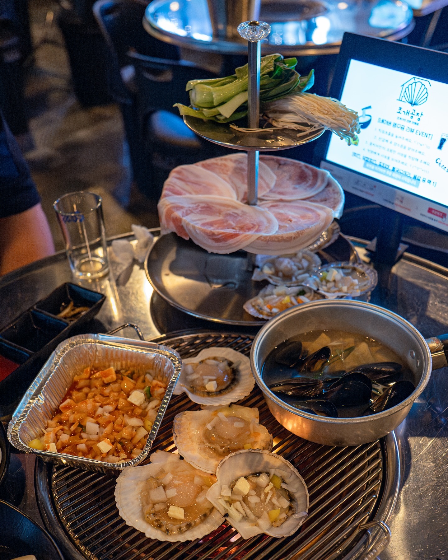 #협찬  서면 중심가에서 먹는 조개구이집
조개공장&수산명가 서면점 방문했어요

조개공장&수산명가는 산지직송 및 유통단계를 최소화하여
저렴하게 먹을 수 있는 가성비 좋은 조개구이집이에요

매장 내 수조가 있어 싱싱한 해산물 상태를
직접 눈으로 확인할 수 있고 🦪🐚🦀🦐 해산물 종류도 다양하게 총 집합 느낌입니다😁👍
주문 후 요리됨을 볼 수 있는 오픈형 주방으로 신뢰가 가요
 ✅ 조돼구이  조개구이와 꽃삼겹살을 같이 즐길 수 있는 조돼구이를 시켰어요 야채들, 가리비구이와 꽃삼겹구이의 삼합이 최고였습니다

가게도 넓고 쾌적해서 편안하게 먹을 수 있고 뮤비가 틀어지는 대형 스크린도 있어 인테리어가 좋았습니다 
세심하게 의류 케어를 위한 스타일러까지 있어 더 놀랐어요 여자친구분과 분위기 있게 식사 후 스타일러로 세심하고 매너 있는 남친으로 점수 따기도 좋을 듯!!
 방송 프로그램 먹지순례에 야구선수 이대호가 나와서 극찬했다더니 역시 이유가 있네요 멀리 가지 않고 도심 속에서 이렇게 분위기 좋고 가성비 좋게
조개구이와 꽃삼겹을 함께 즐길 곳을 찾으신다면 방문해보세요☺️

📍조개공장&수산명가 서면점 jogae_factory
🏷️ 부산 부산진구 서전로10번길 36 2층
⏰ 16:00 - 01:00
☎️ 0507-1405-7783
🅿️ 주차불가
🚊서면역 2번출구에서 1분거리 위치
.
.
.
.
.

#부산맛집 #서면맛집 #조개구이 #서면조개구이 #서면고기집 #서면술집