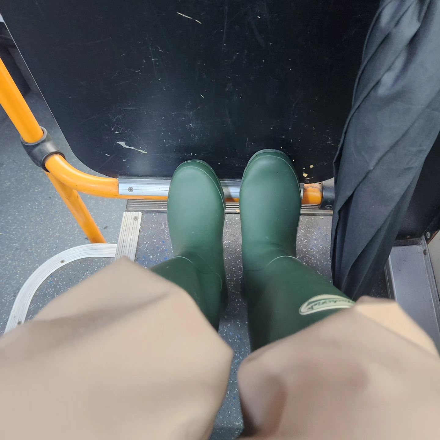 도대체 언제부터 찢어졌니..?
내 눈에만 안보였어😅

#장마엔장화 #찢