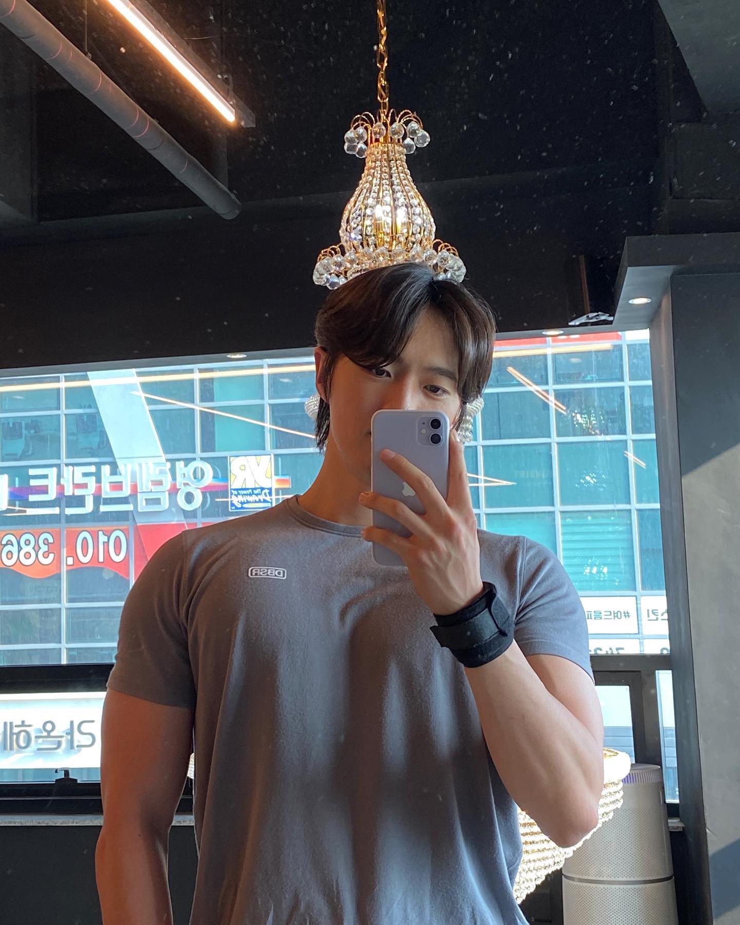 #오운완
2023.06.13

📌근손실 복구 프로젝트 D+60
📌가슴
📌kenessi - boy

여름 초입이라 그런가 헬스장에 
신규회원들로 아주 바글바글해진 느낌😌

피티받는 분들도 엄청 많아지신 것 같더라구요 
역시 헬스장은 여름이 성수기인듯

오늘은 사람들이 많이 없는 시간대에
운동할 수 있어서 다행이었지만 저녁시간대에 
운동해야 하는 날이 오면 각오하고
기구랑 랙 눈치싸움해야할 것 같아요🙄

저녁시간대에 등하는 날에는 
이제 민소매 필수로 챙겨입고 상냥하게 웃으면서 
광배 펼치고 “몇세트 남으셨어요~?”
라고 물어봐야겠네요🤗