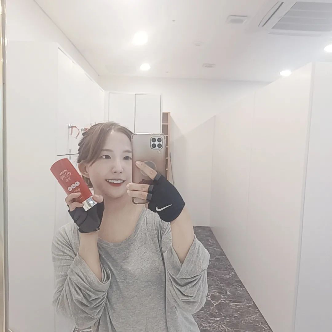 ♥️바디통통 순간 싹 크림♥️
요즘 운동갈때 무조건 챙겨가는 장미향이나는 파스🌹
중량을 다루면 삐걱거리는 관절과 팔꿈치
그리고 유산소 하다보면 통증이 찾아오는 발목 ... 때문에  고민이었는데요🥲
순간 싹 크림이 있어 든든해요 💪 
바를수록 피부가 좋아지는 온열크림이라 더 좋은거 있죠 .. !😚

✅️ 바디통통의 특허기술(백지초 천연성분)로 제작
✅️ 신속한 온열효과로 운동전 웜업에 도움
✅️ 기분좋은 후끈함으로 근육 회복, 혈행개선 도움
✅️ 연어정소,일라이트,바이오니들 등
 피부개선 성분 함유
✅️ 향긋한 장미향으로 냄새 걱정 No!(자영업자,서비스직 추천)
.
.
이 게시물은 body_tongx2 로부터 제품을 협찬 받아
직접 제품 사용 및 테스트 후 솔직히 작성한 후기입니다 🫶